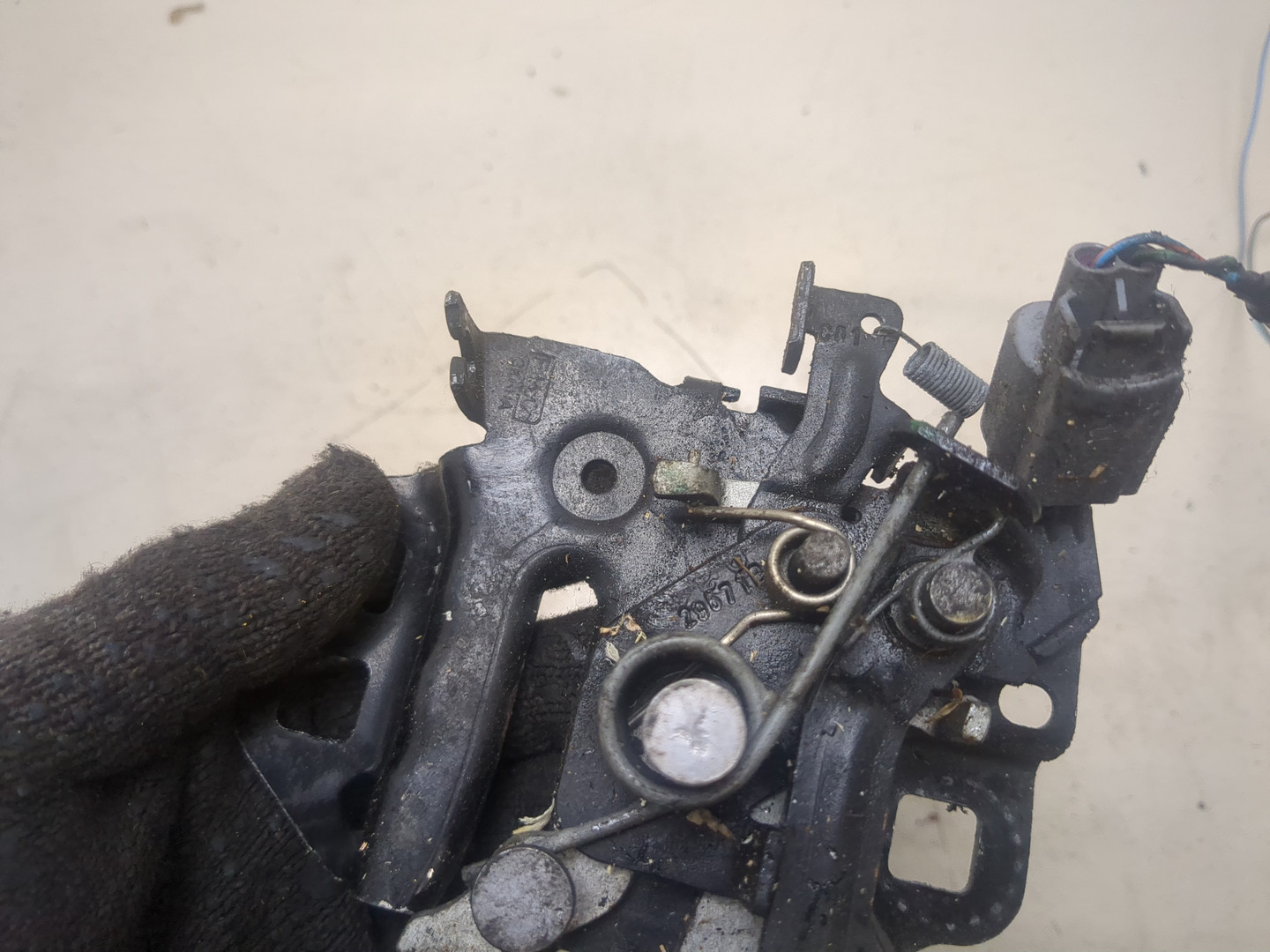 Замок капота