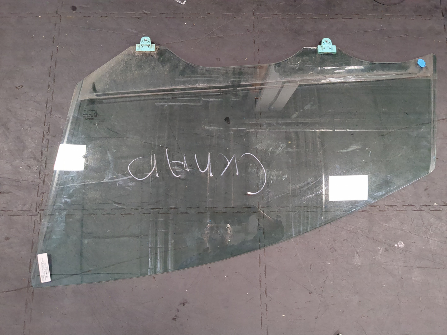 Стекло двери передней левой