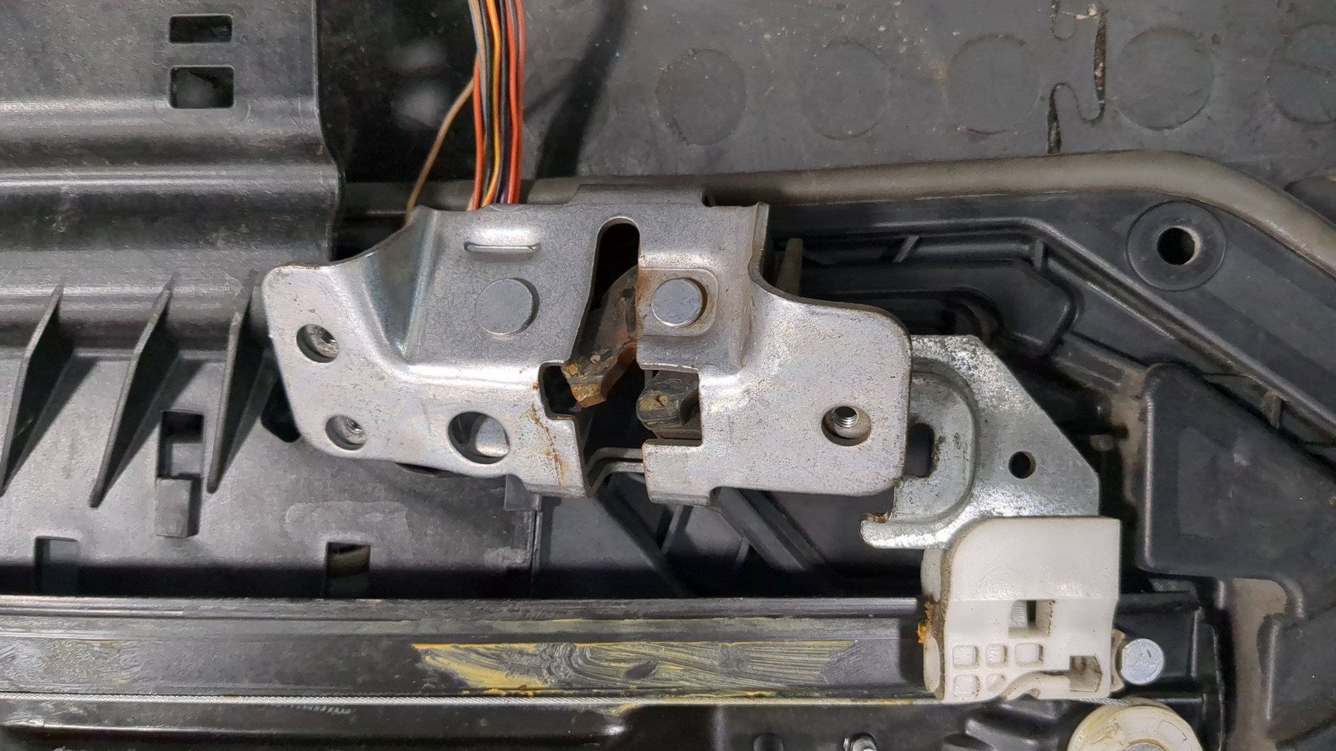 Стеклоподъемник электр. задний левый