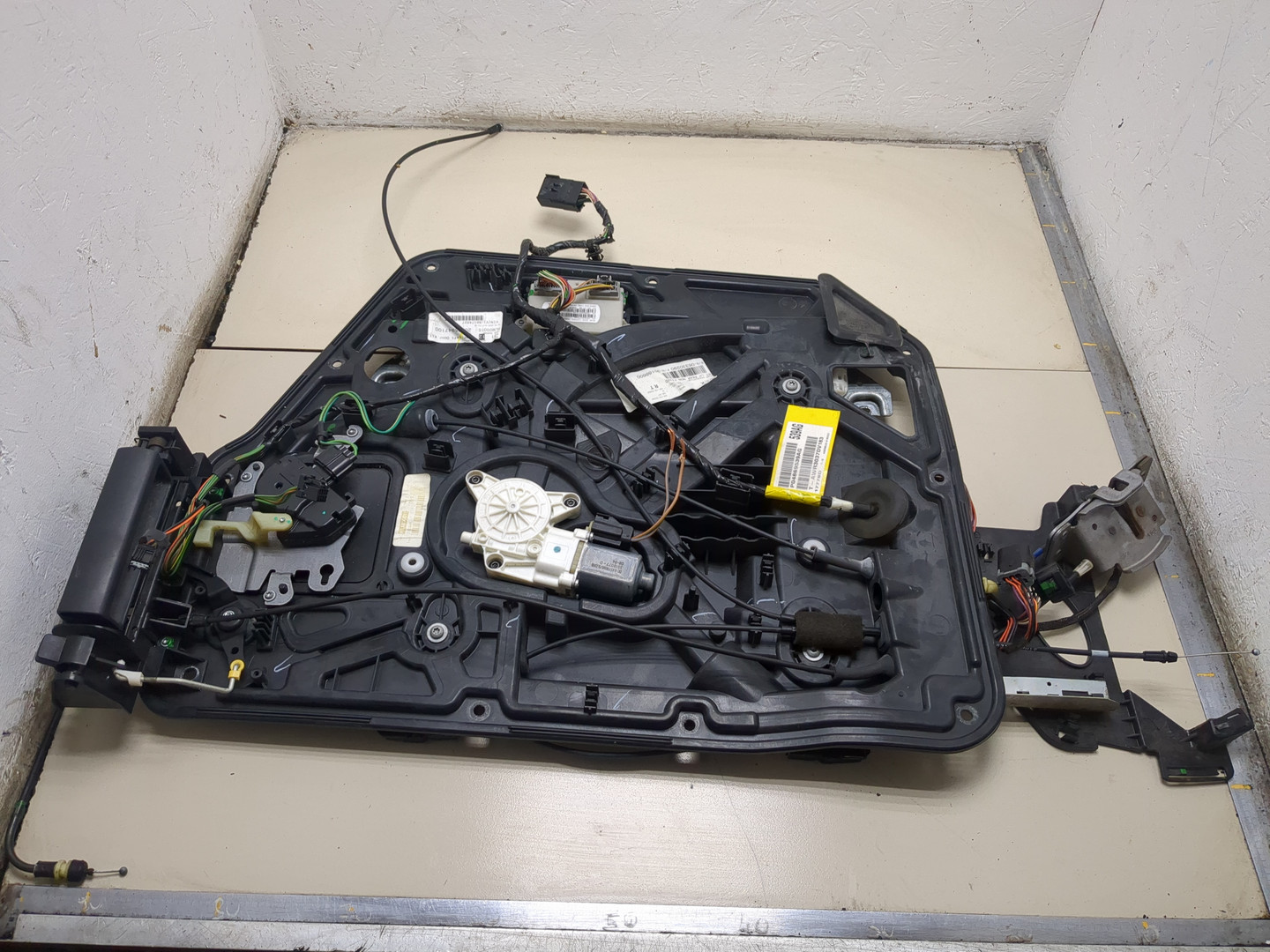 Стеклоподъемник электр. задний левый