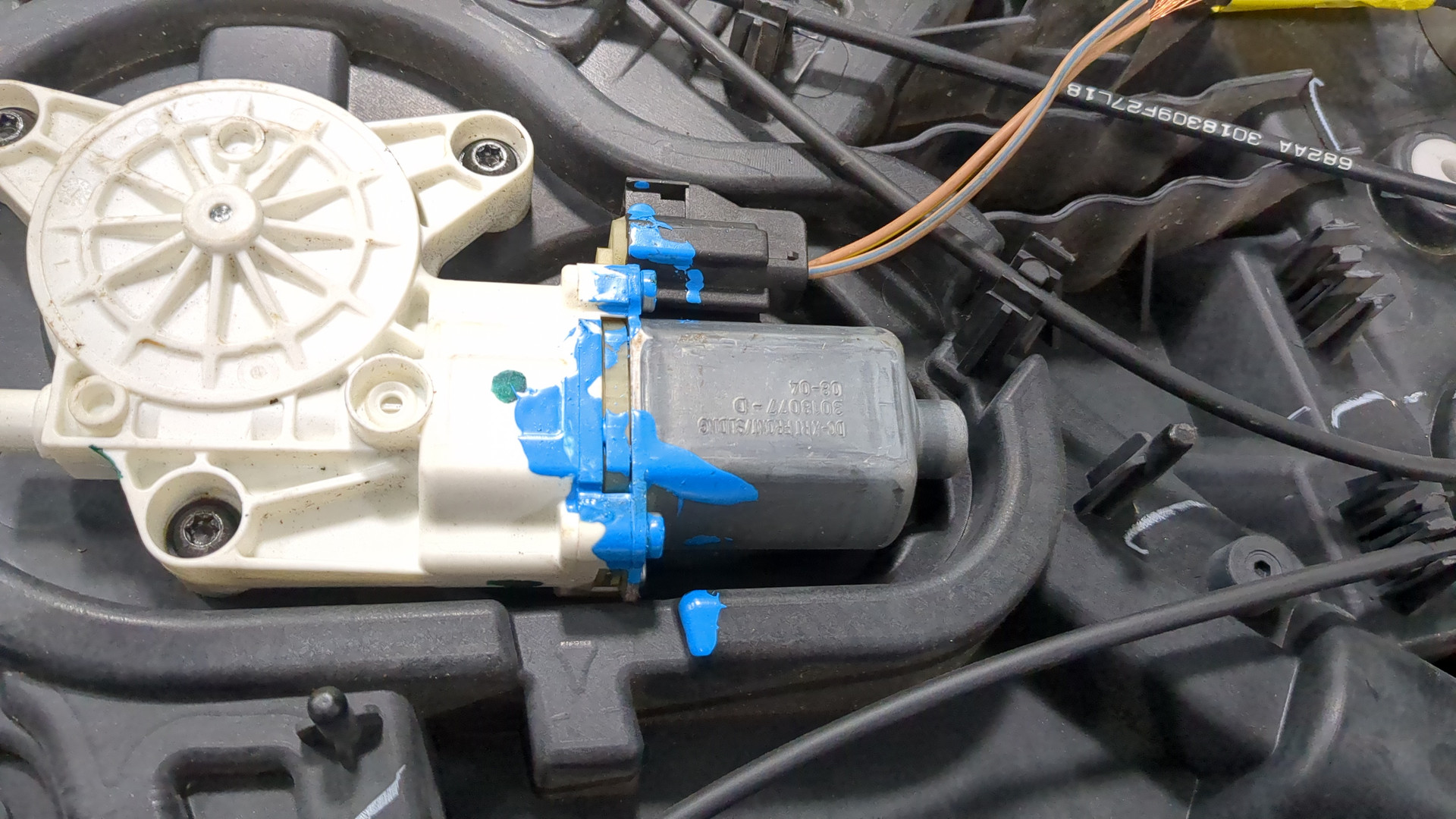 Стеклоподъемник электр. задний левый