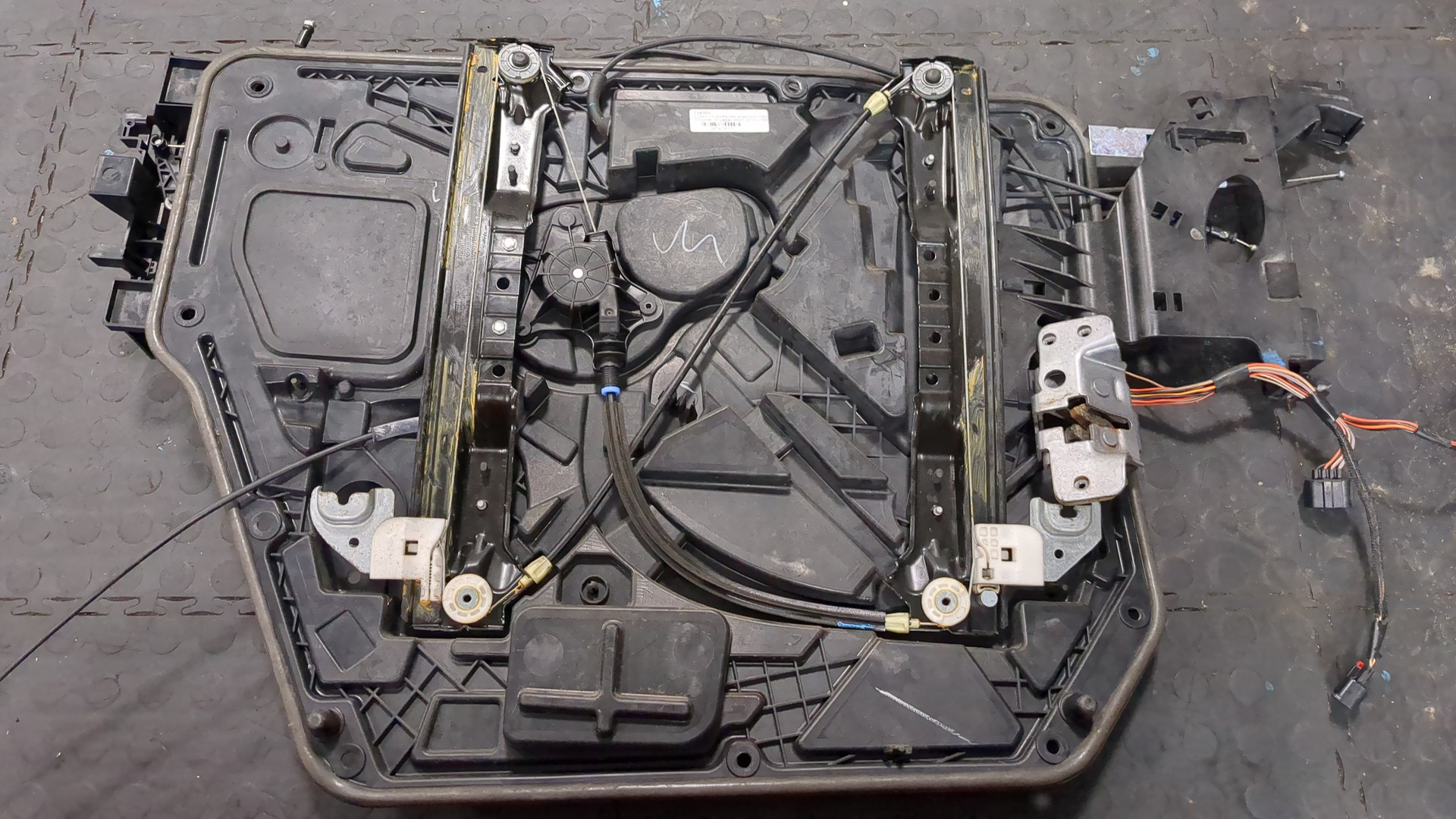 Стеклоподъемник электр. задний левый