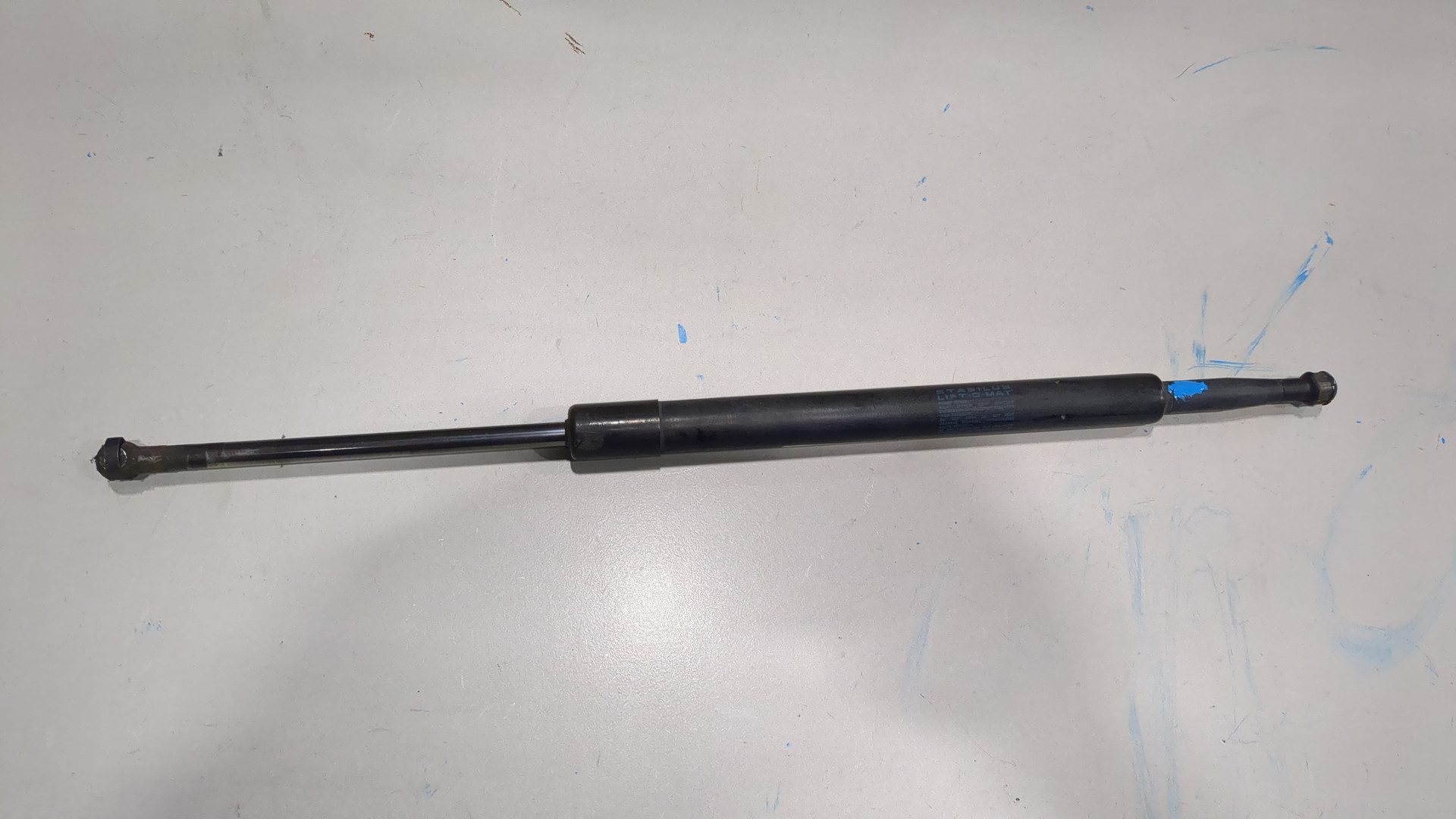 Амортизатор крышки багажника