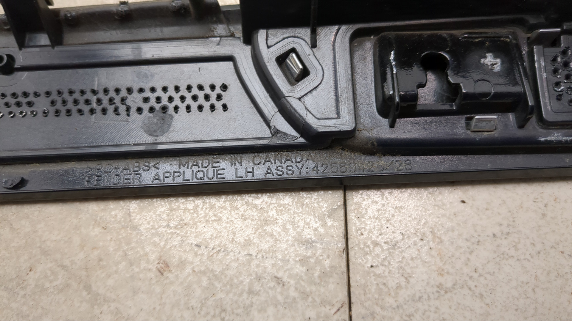 Накладка переднего крыла левого