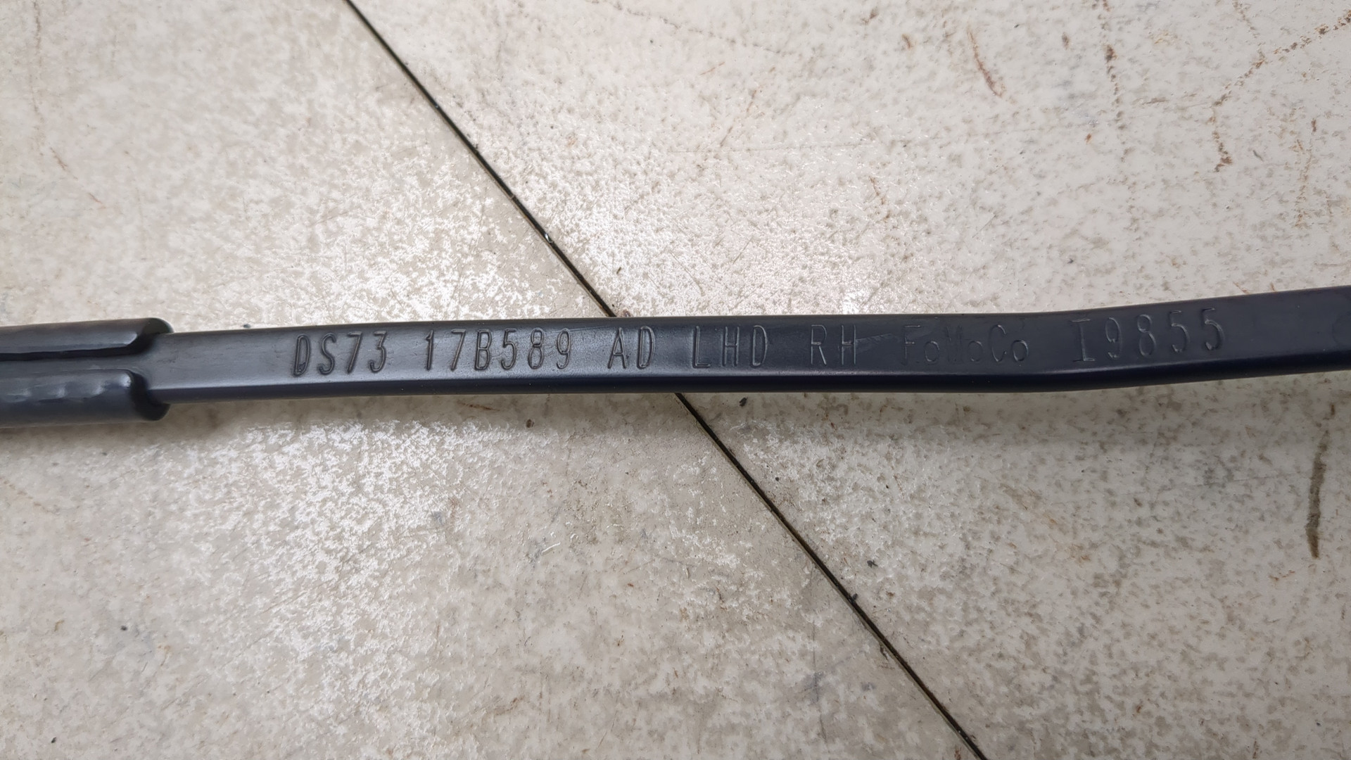 Поводок стеклоочистителя передний правый