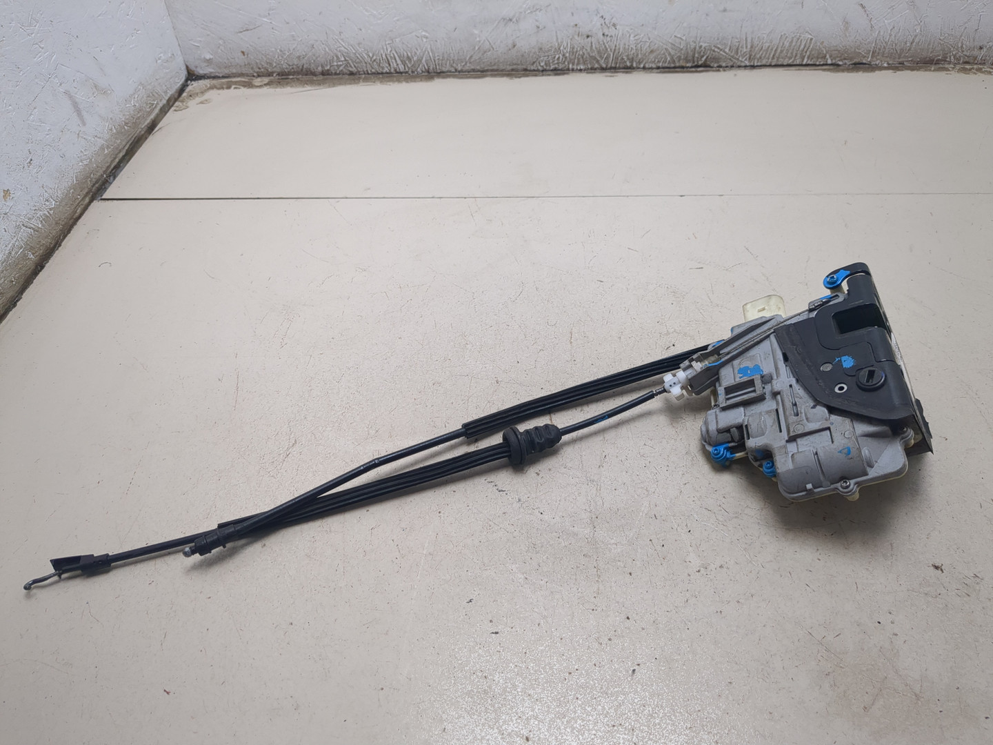 Замок двери задней левой