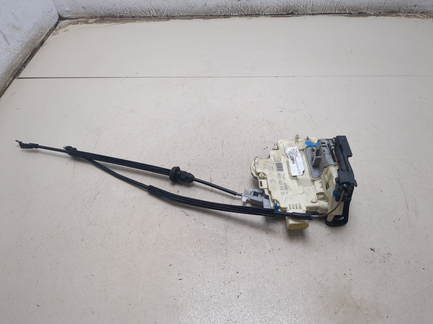 Замок двери задней левой