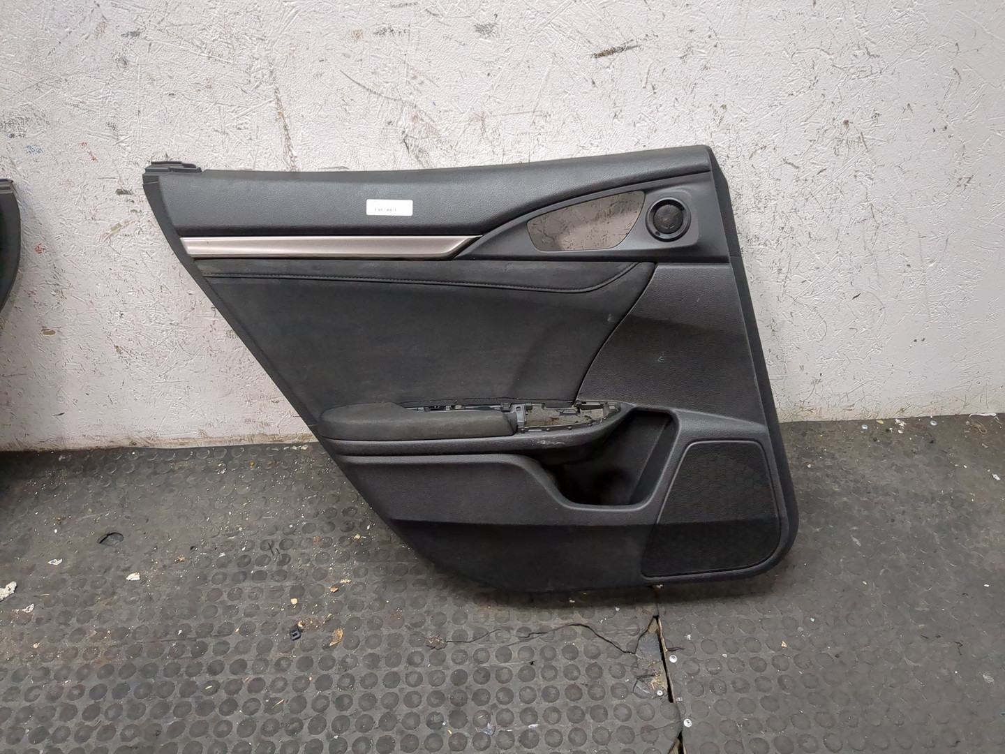Обшивка двери задней левой