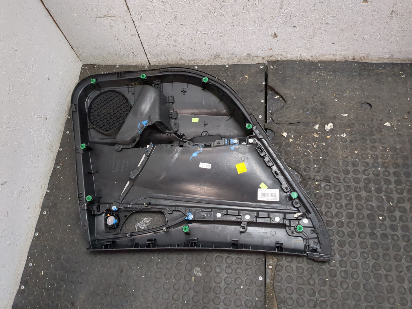 Обшивка двери задней левой