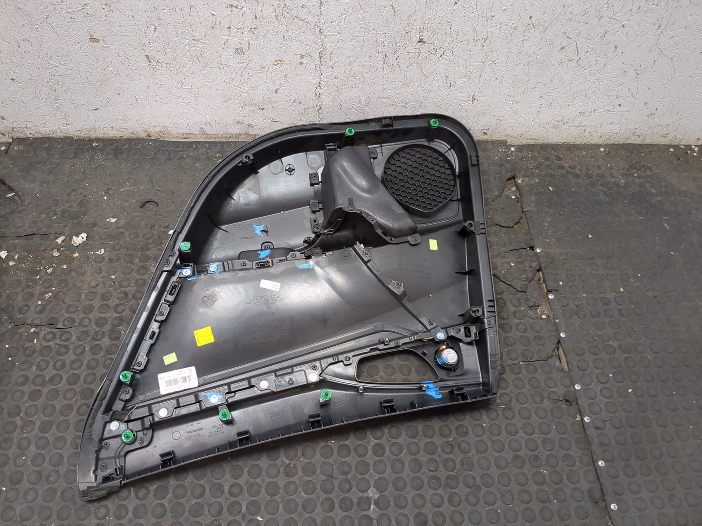 Обшивка двери задней левой