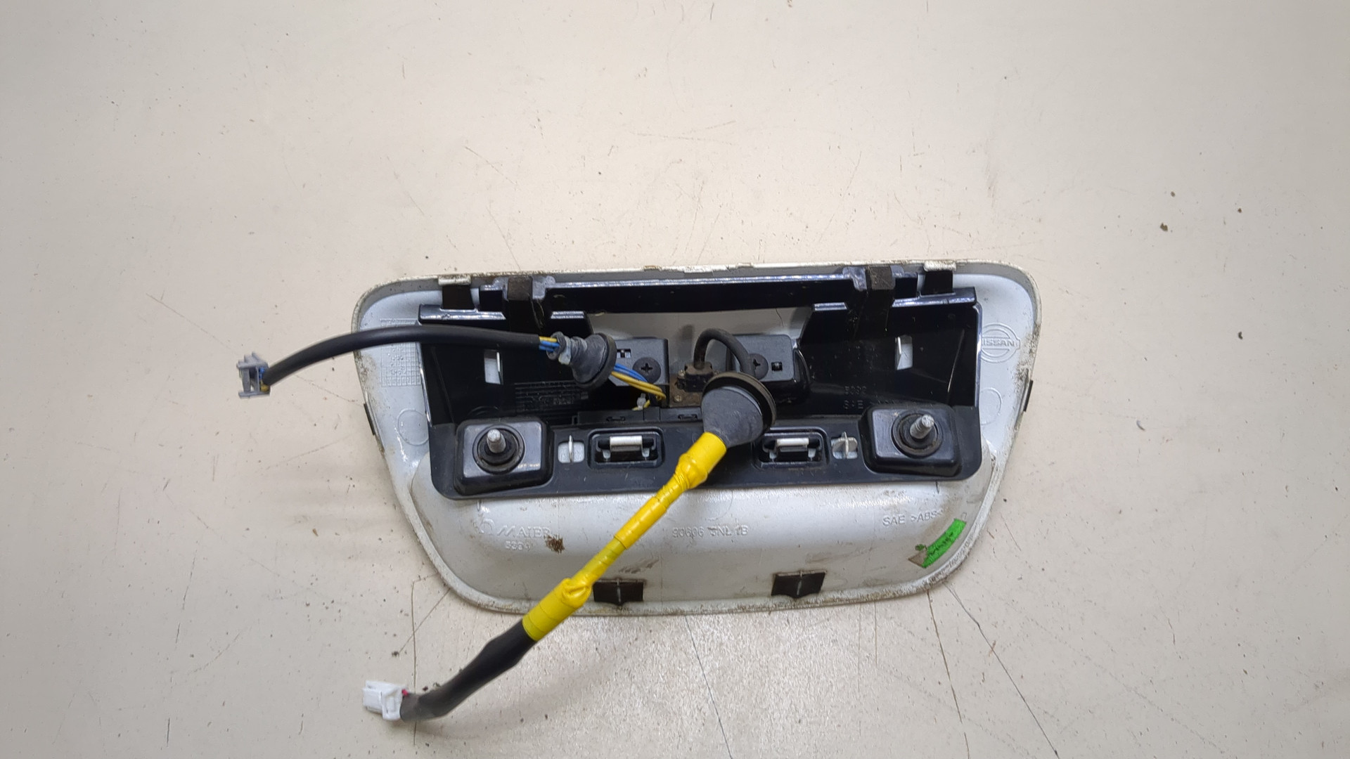 Кнопка открывания багажника