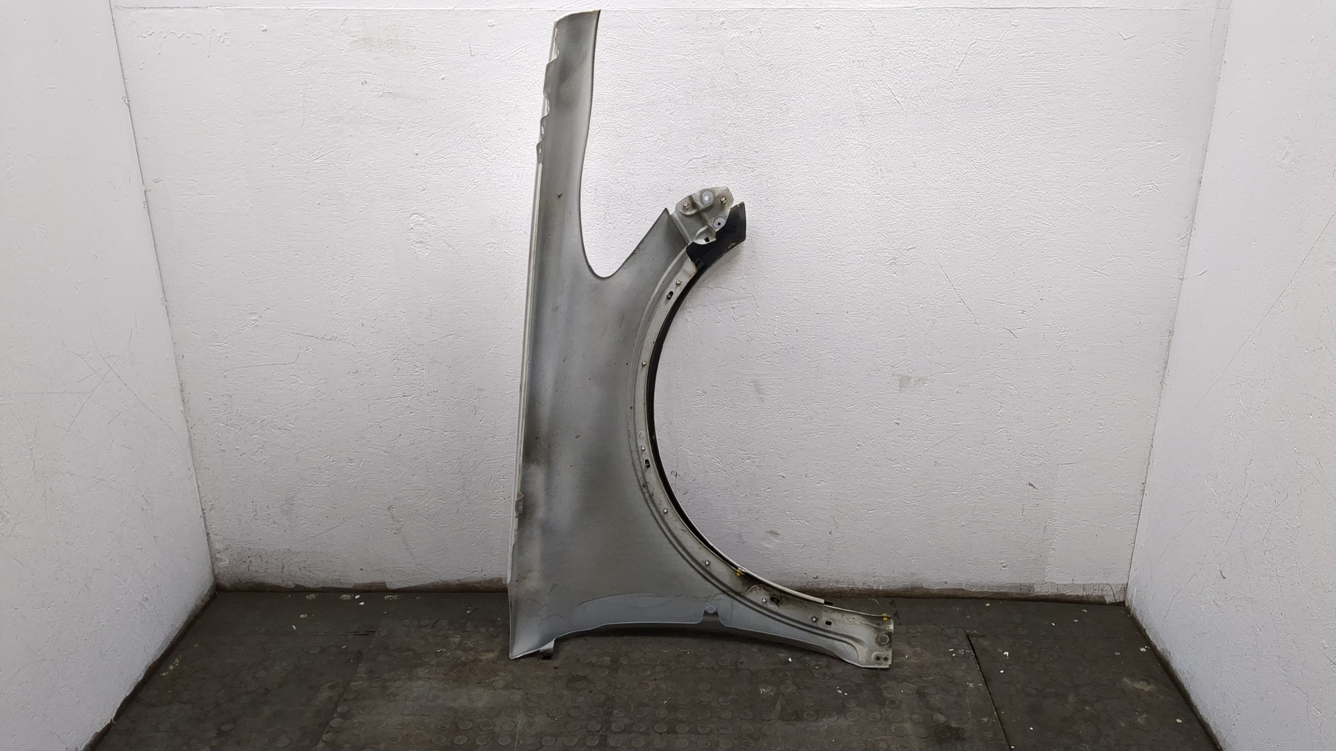 Крыло переднее левое