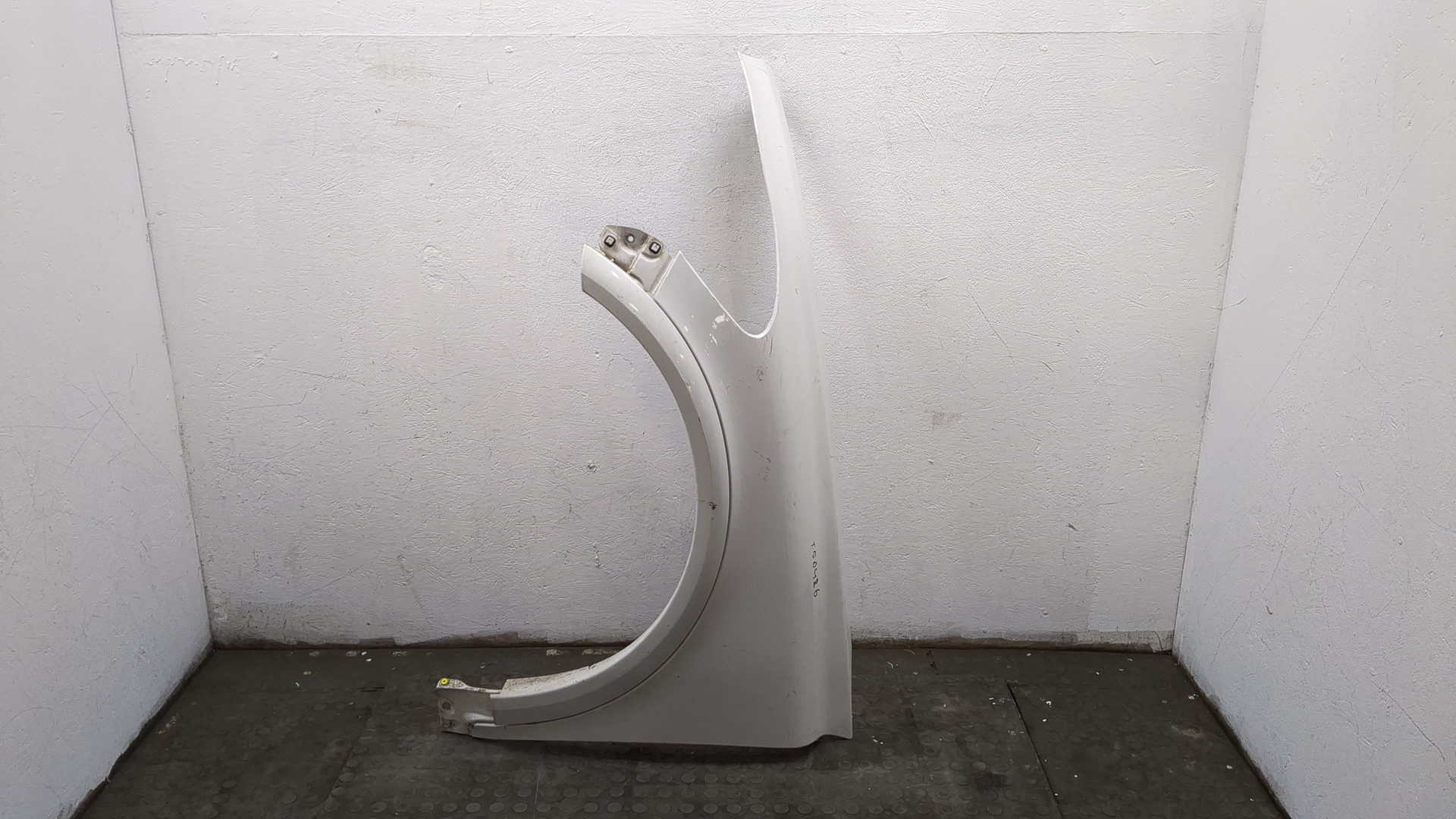 Крыло переднее левое