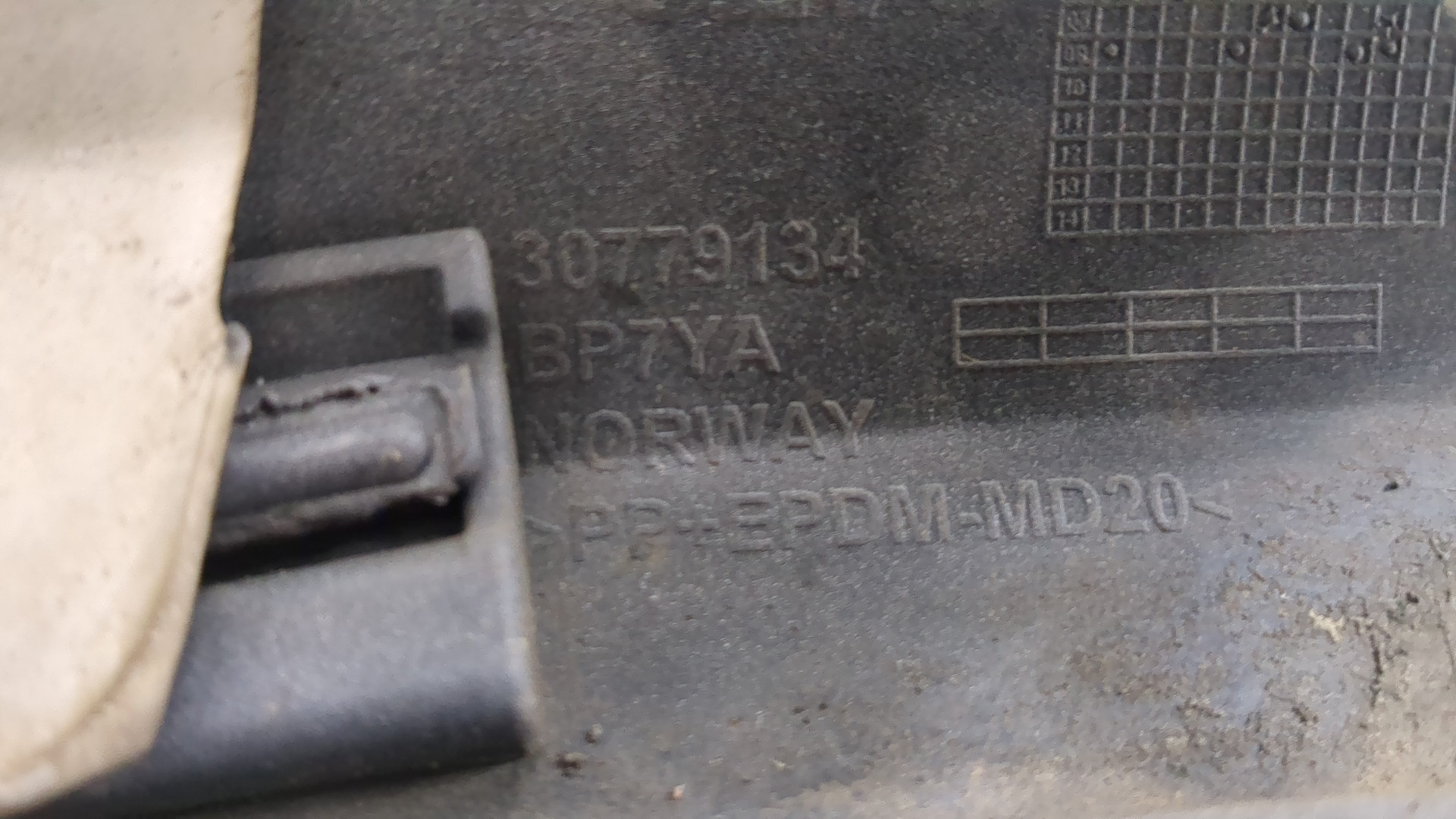 Крыло переднее левое