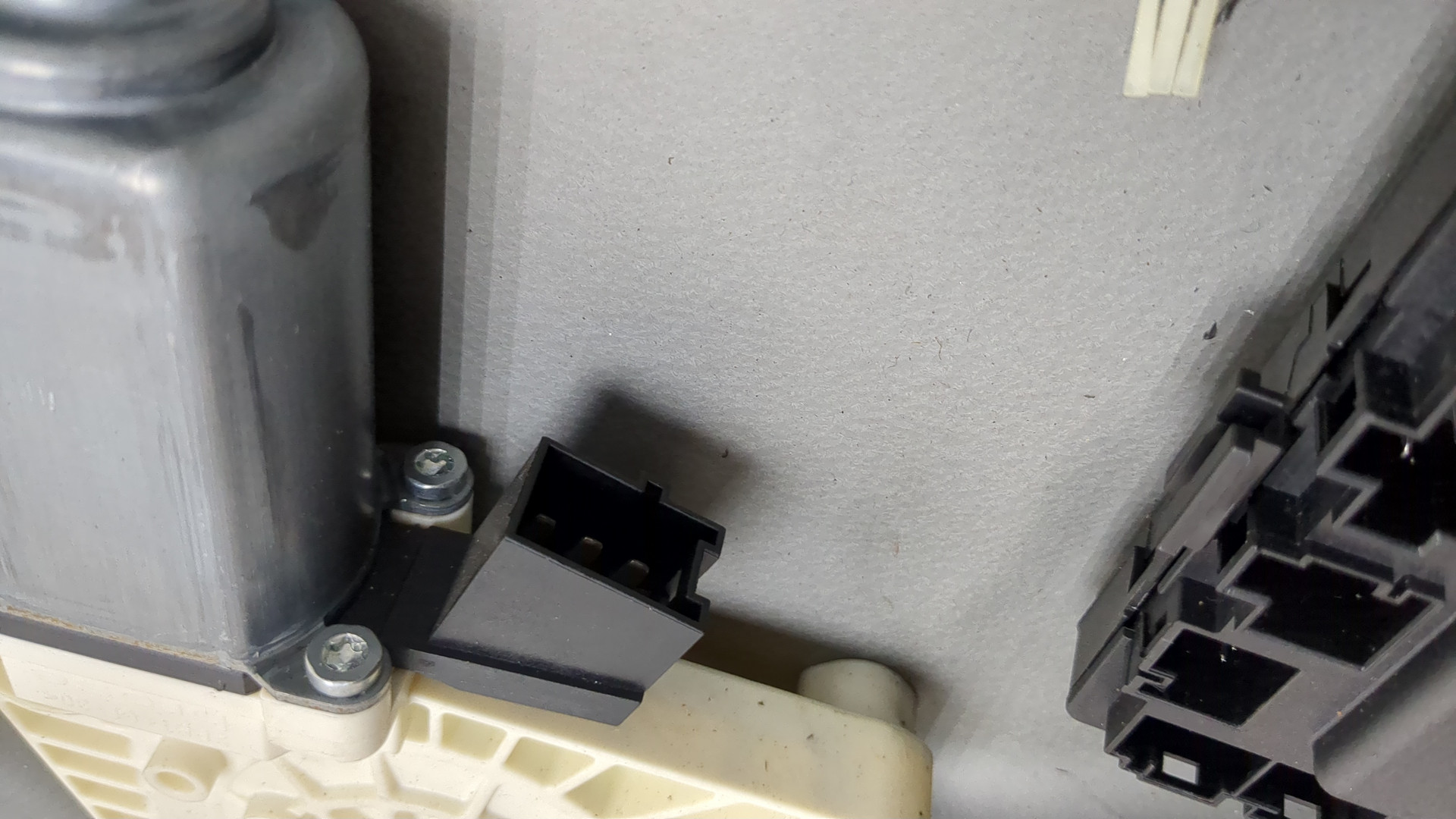 Стеклоподъемник электр. задний правый