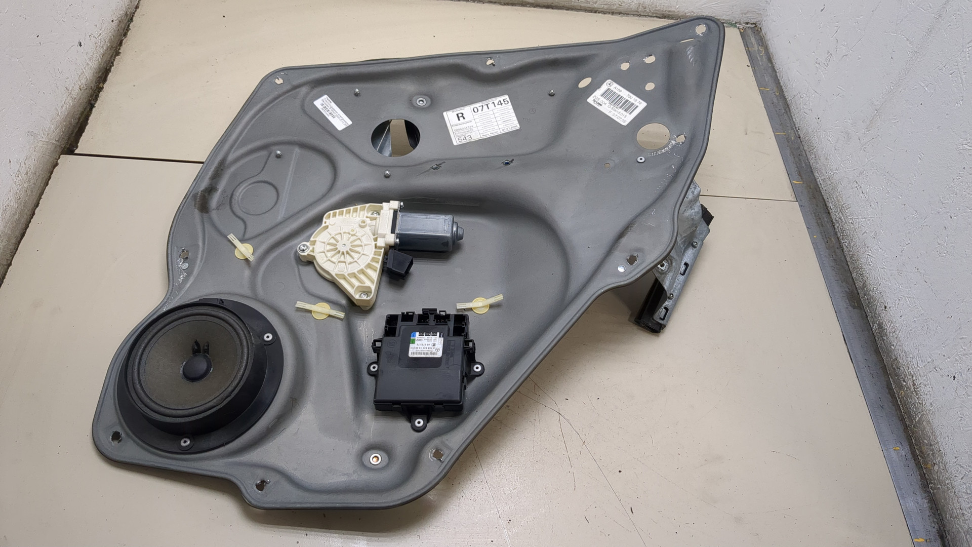 Стеклоподъемник электр. задний правый