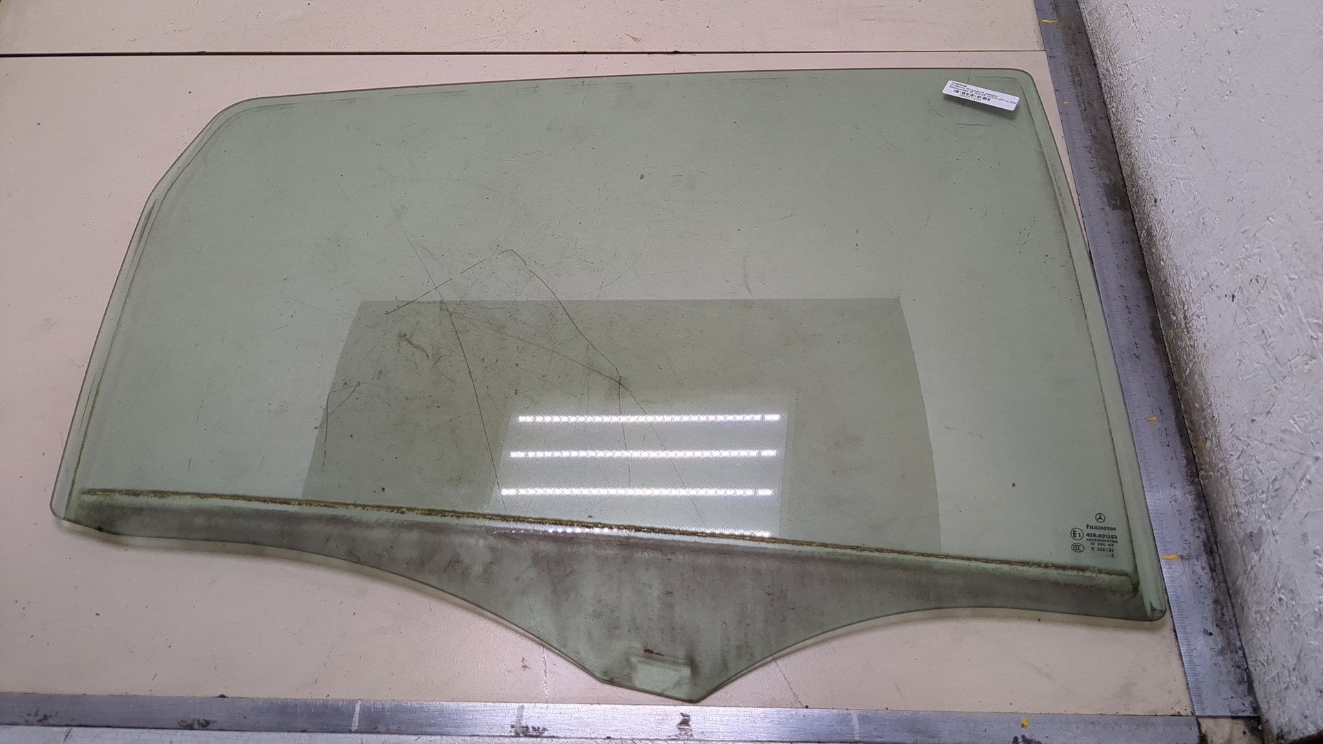 Стекло двери задней правой