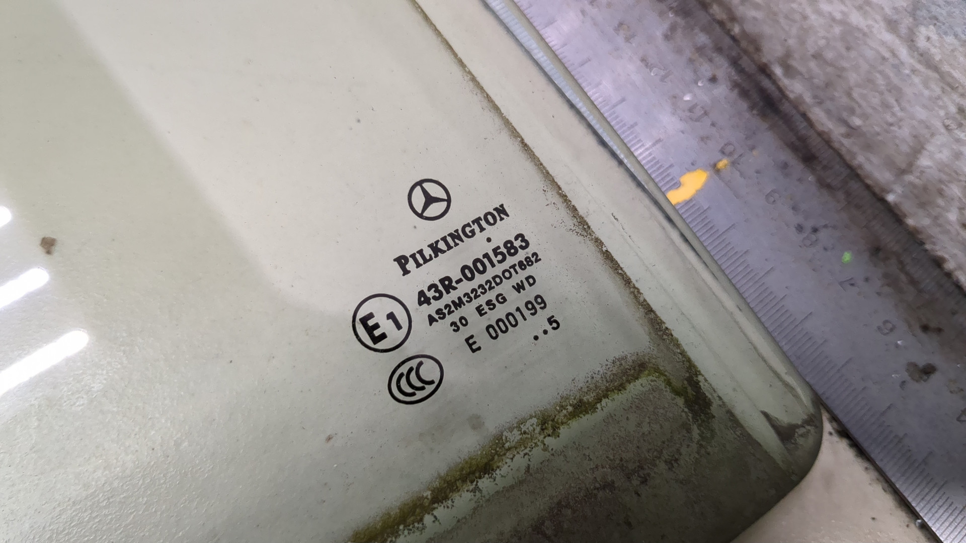 Стекло двери задней правой