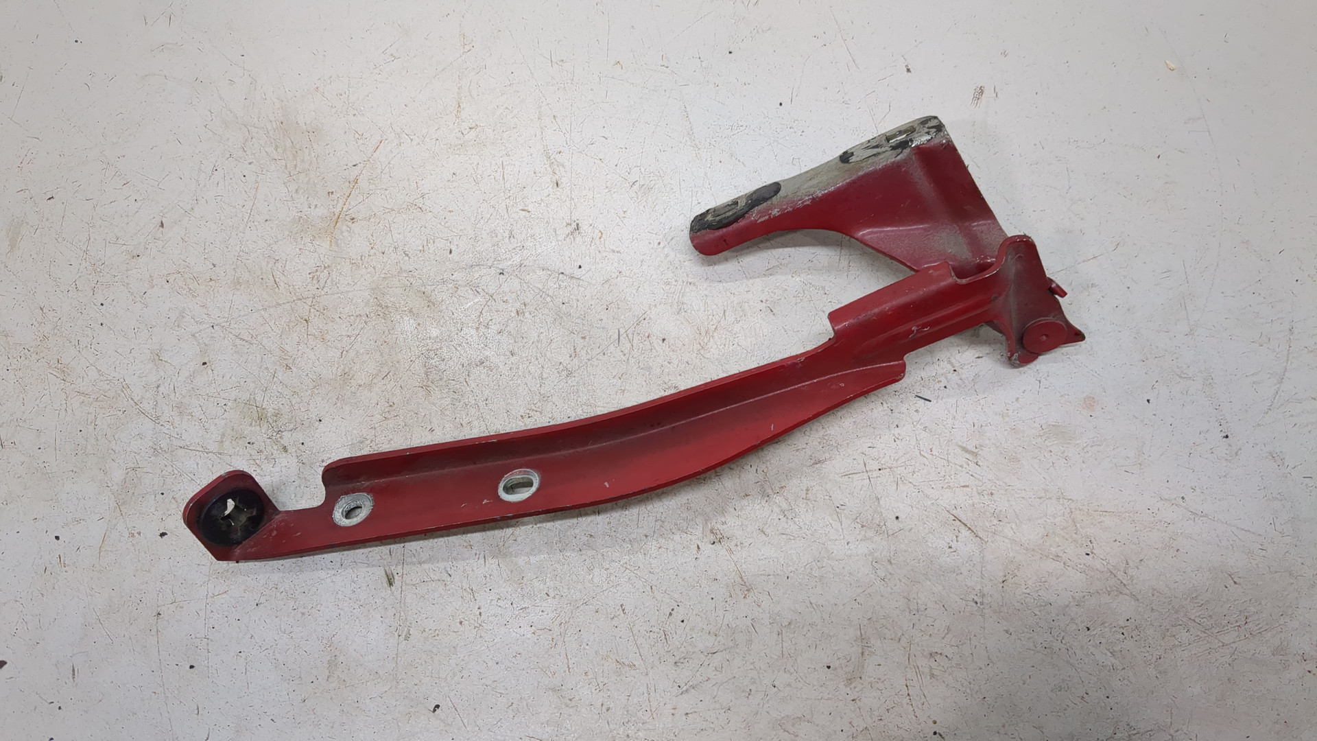 Петля капота левая