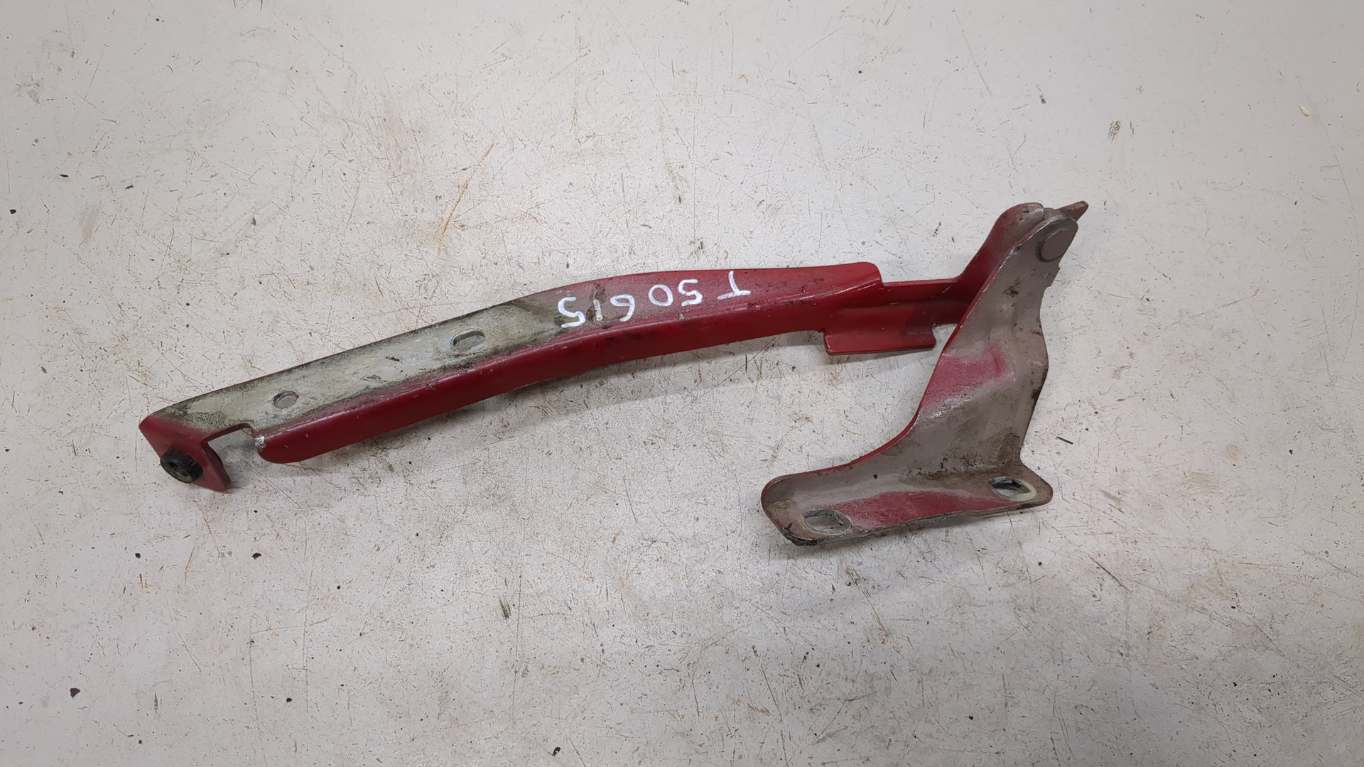 Петля капота левая