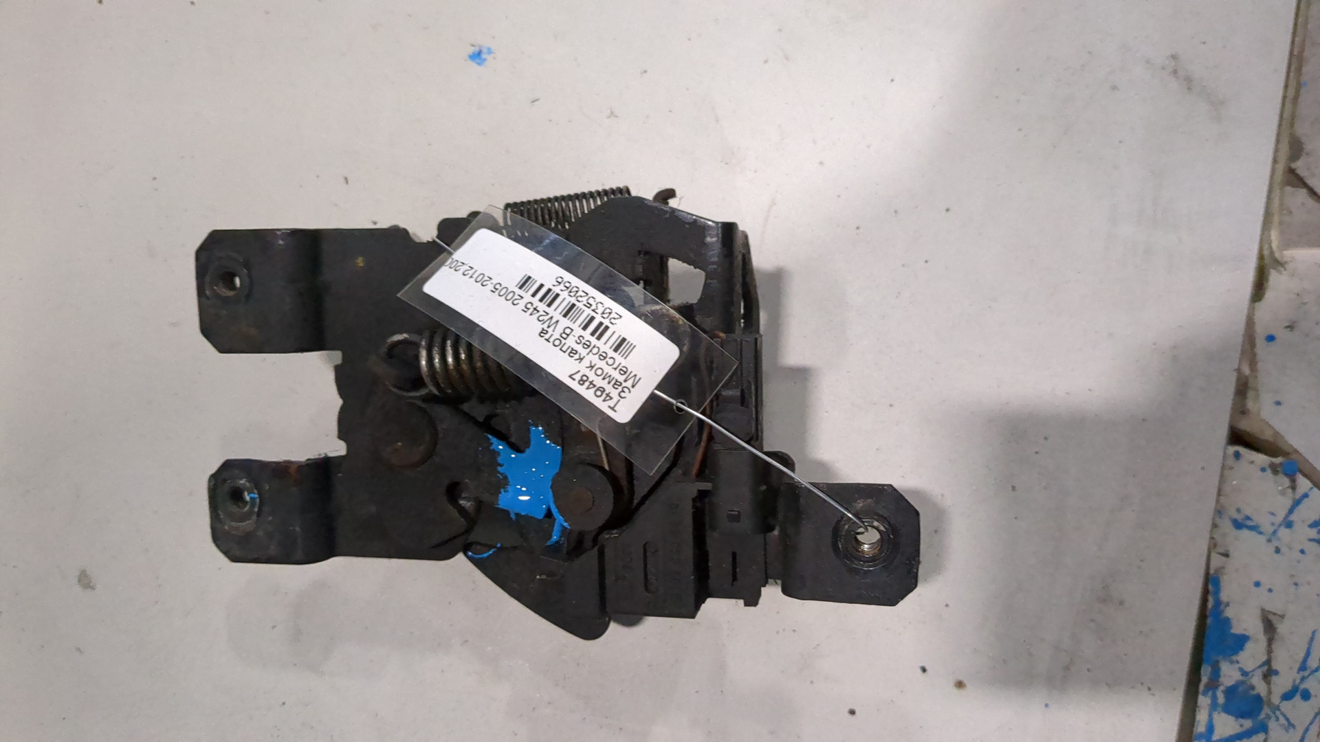 Замок капота