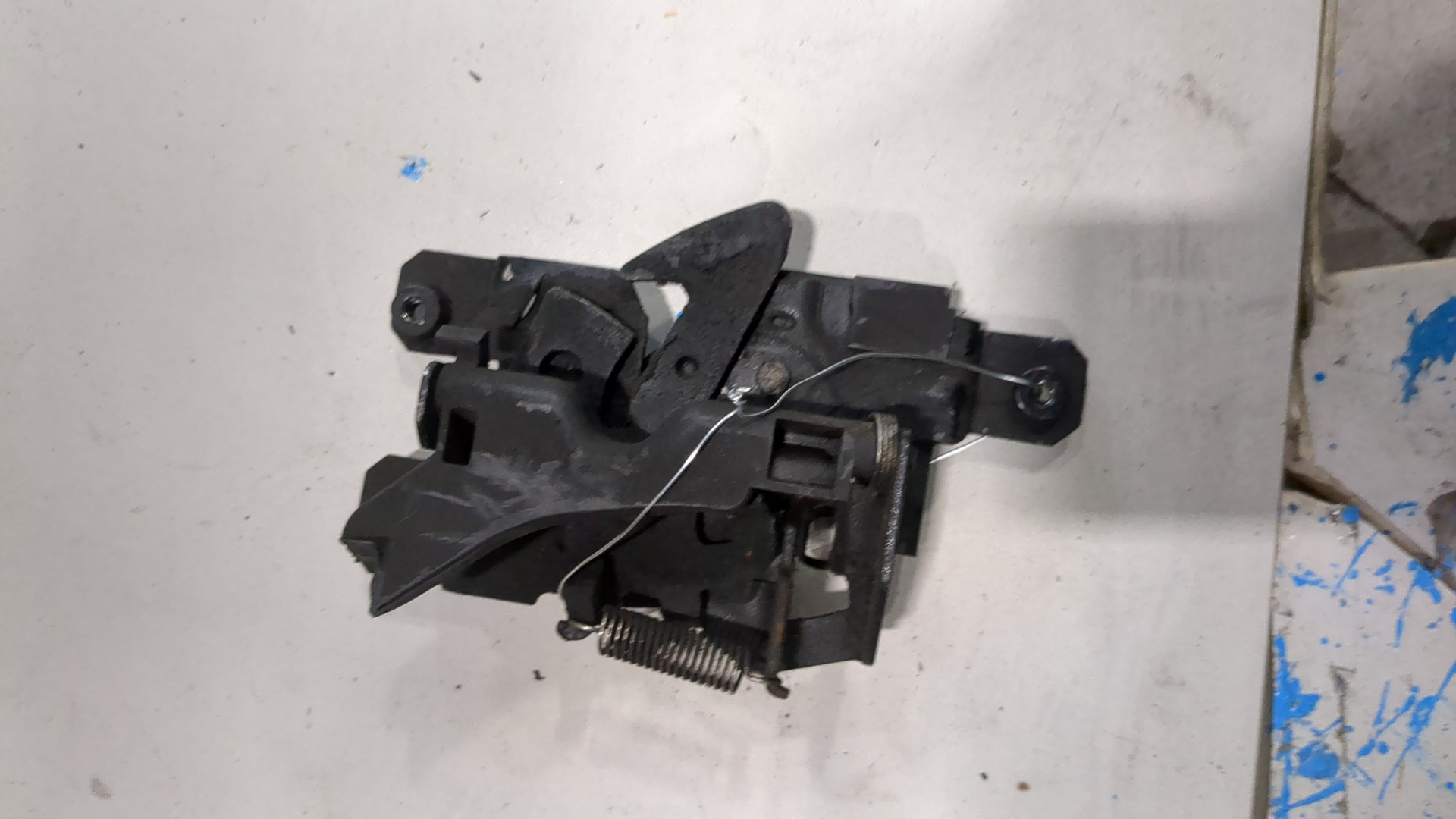 Замок капота