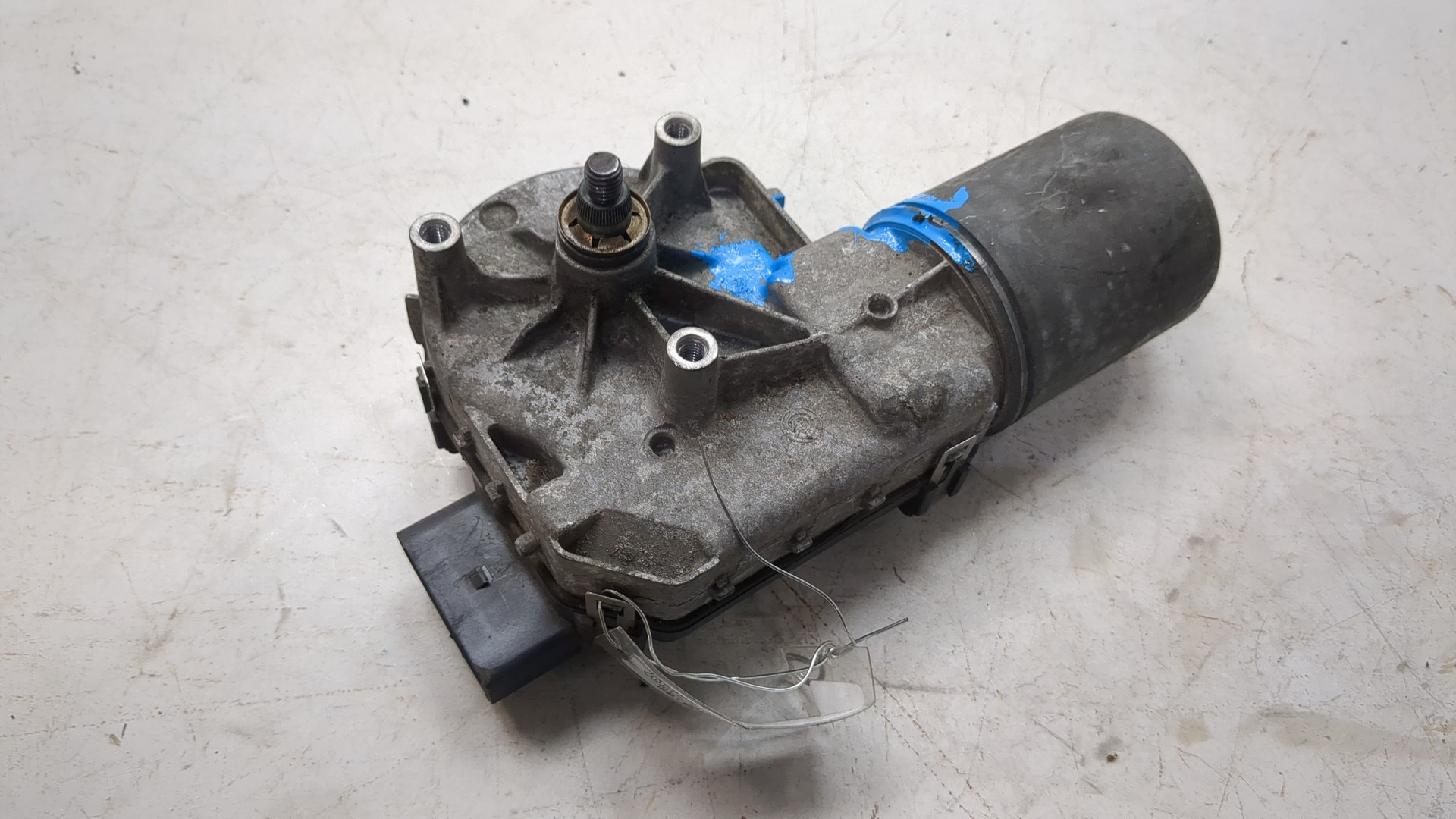 Моторчик стеклоочистителя передний