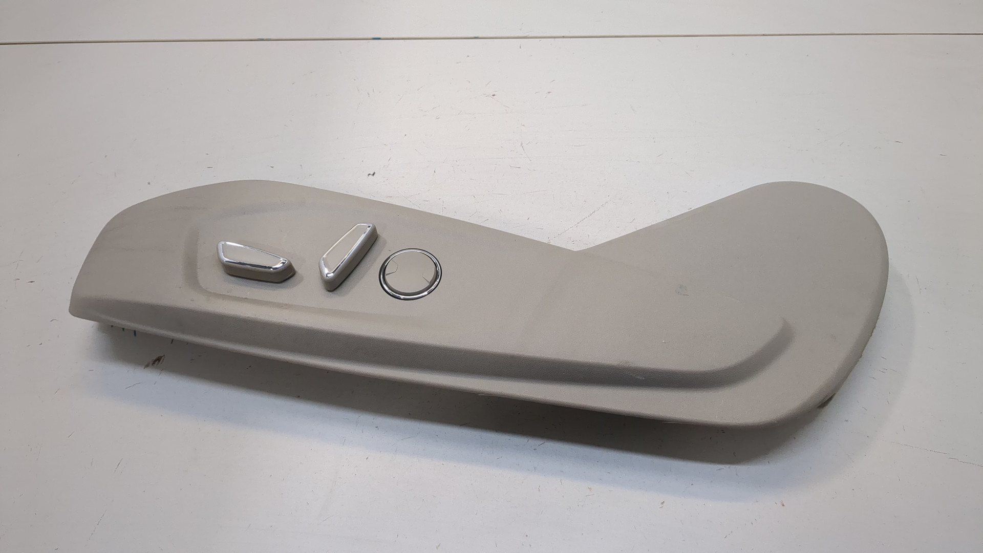 Кнопка регулировки сидения