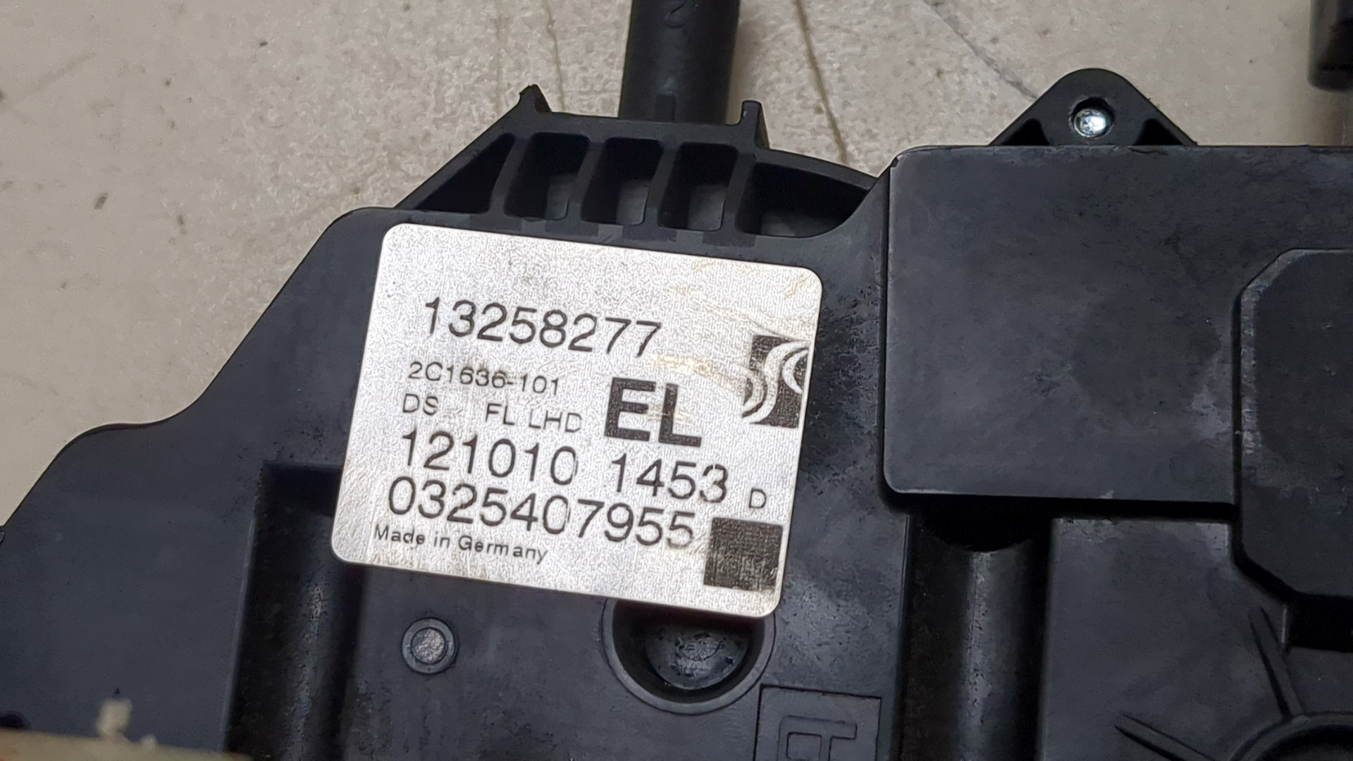 Замок двери передней левой