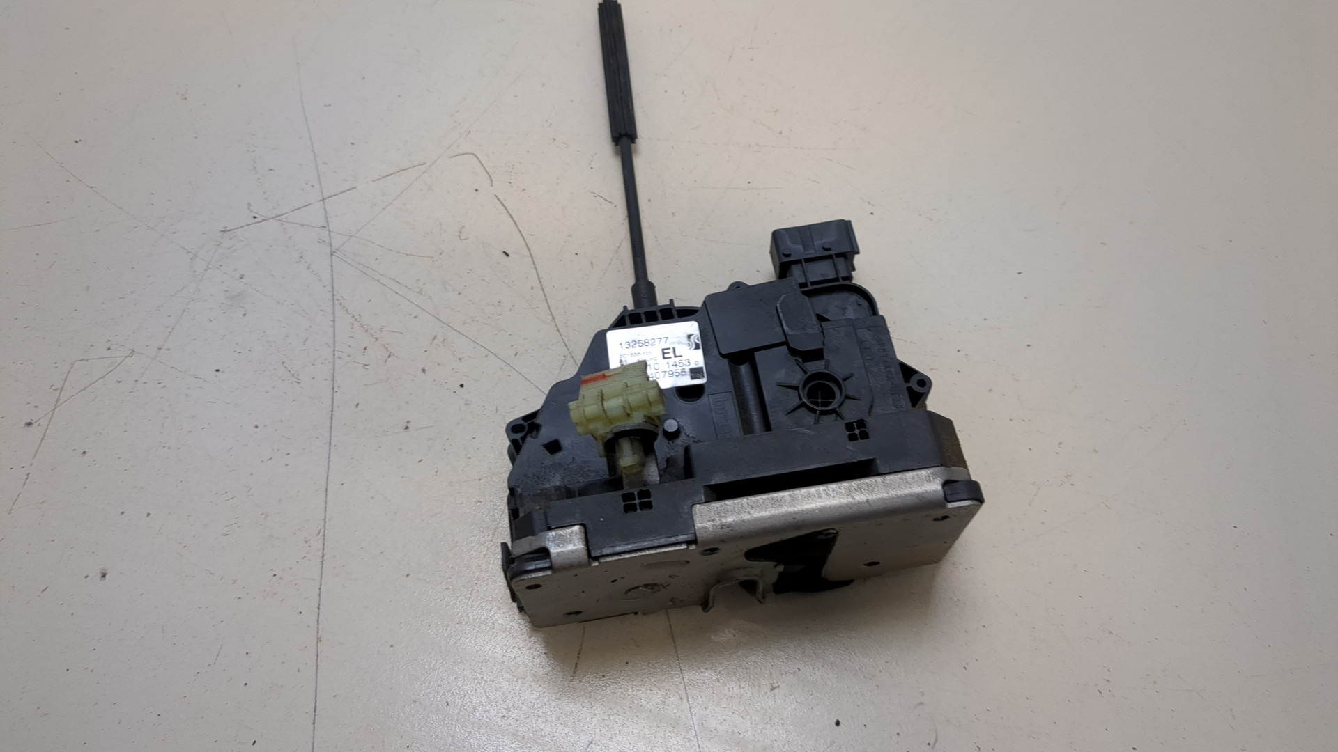 Замок двери передней левой