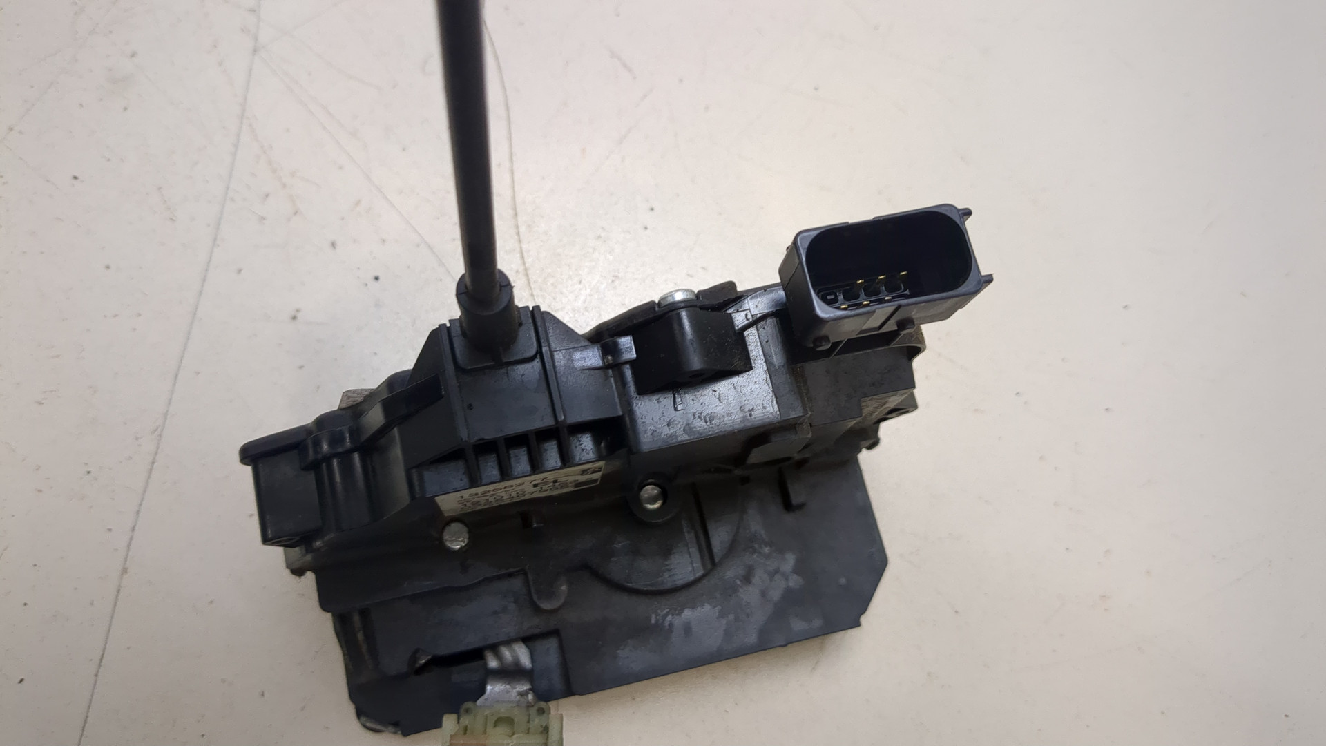 Замок двери передней левой