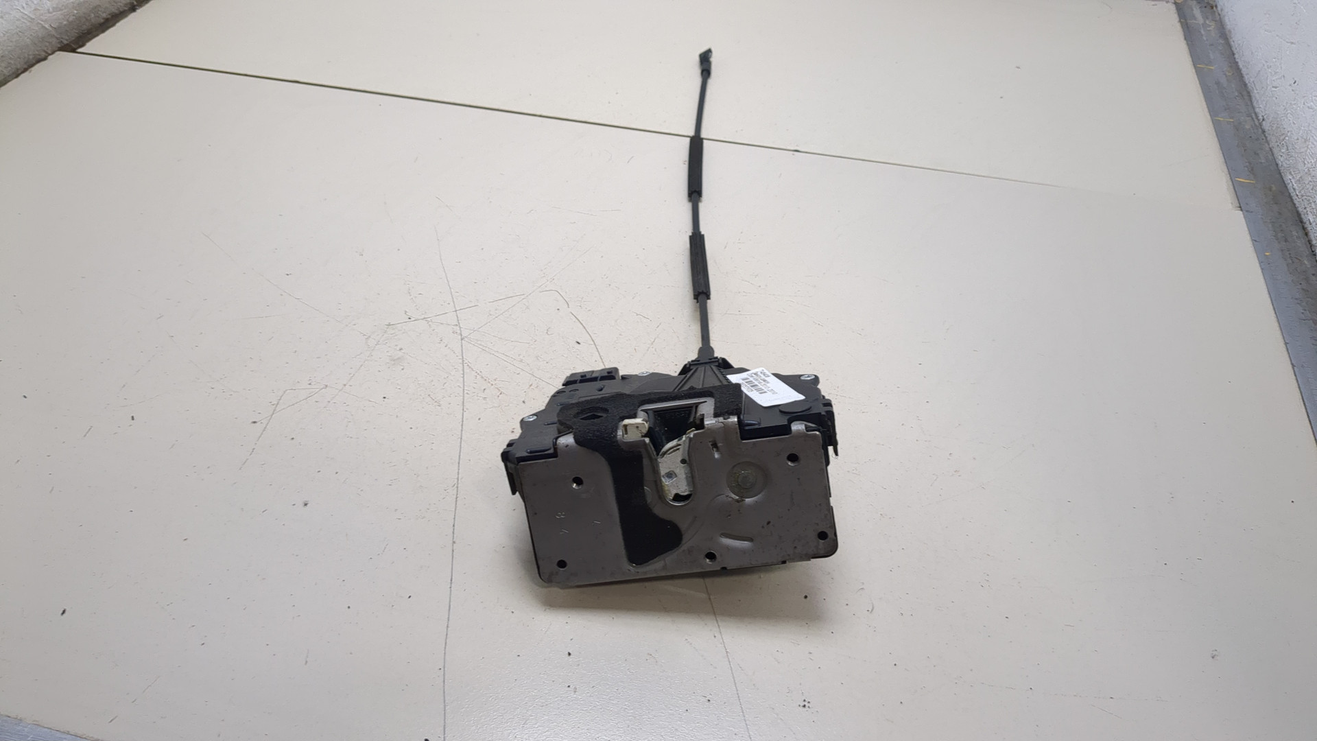 Замок двери передней левой