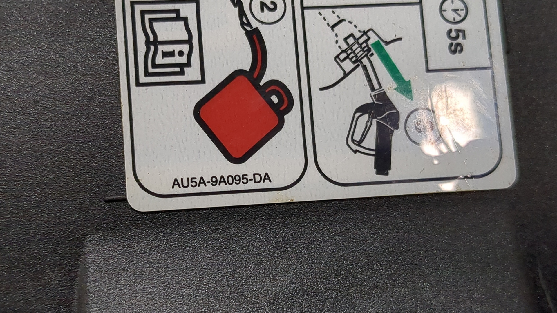 Лючок бензобака