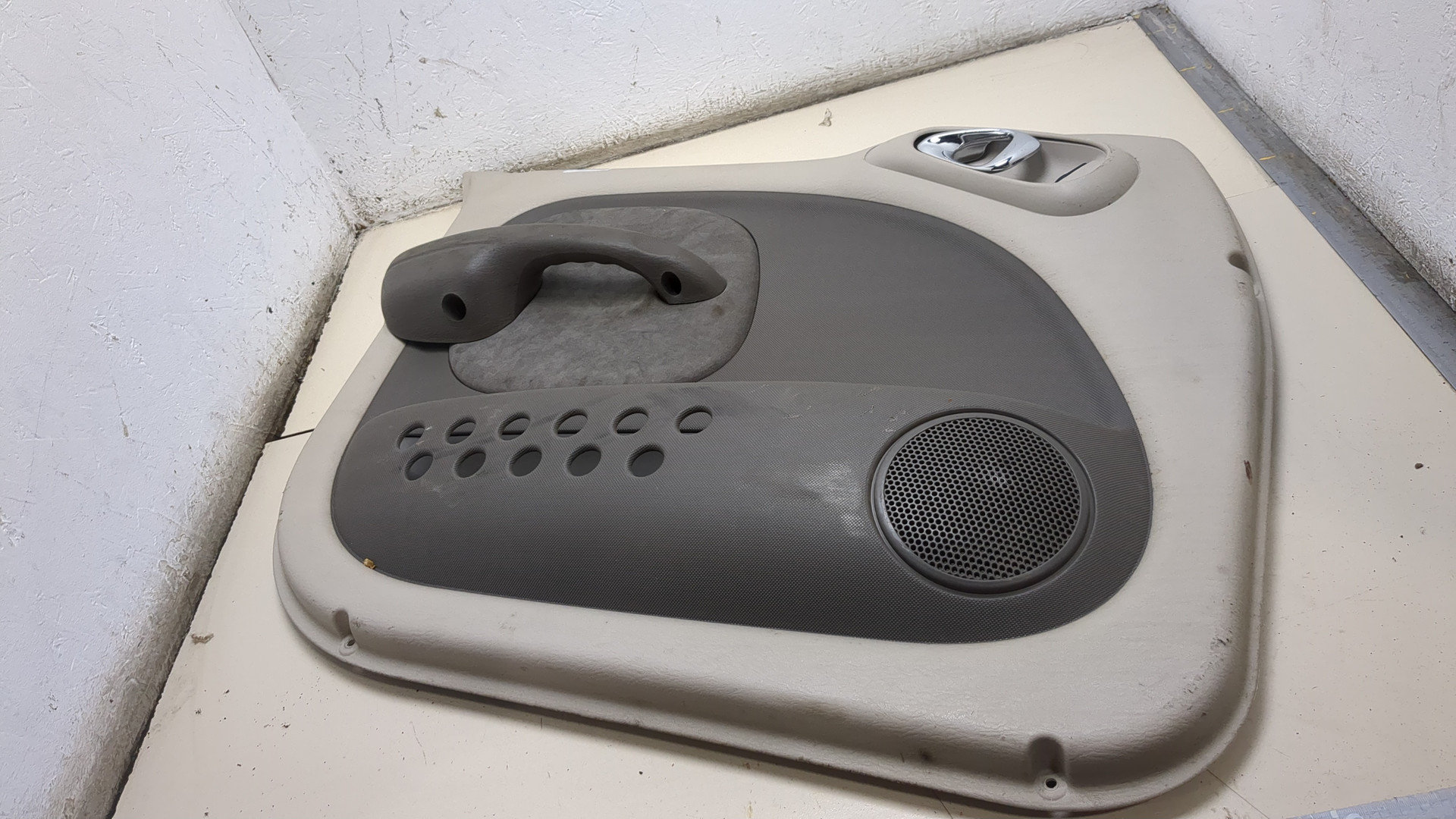 Обшивка двери передней левой