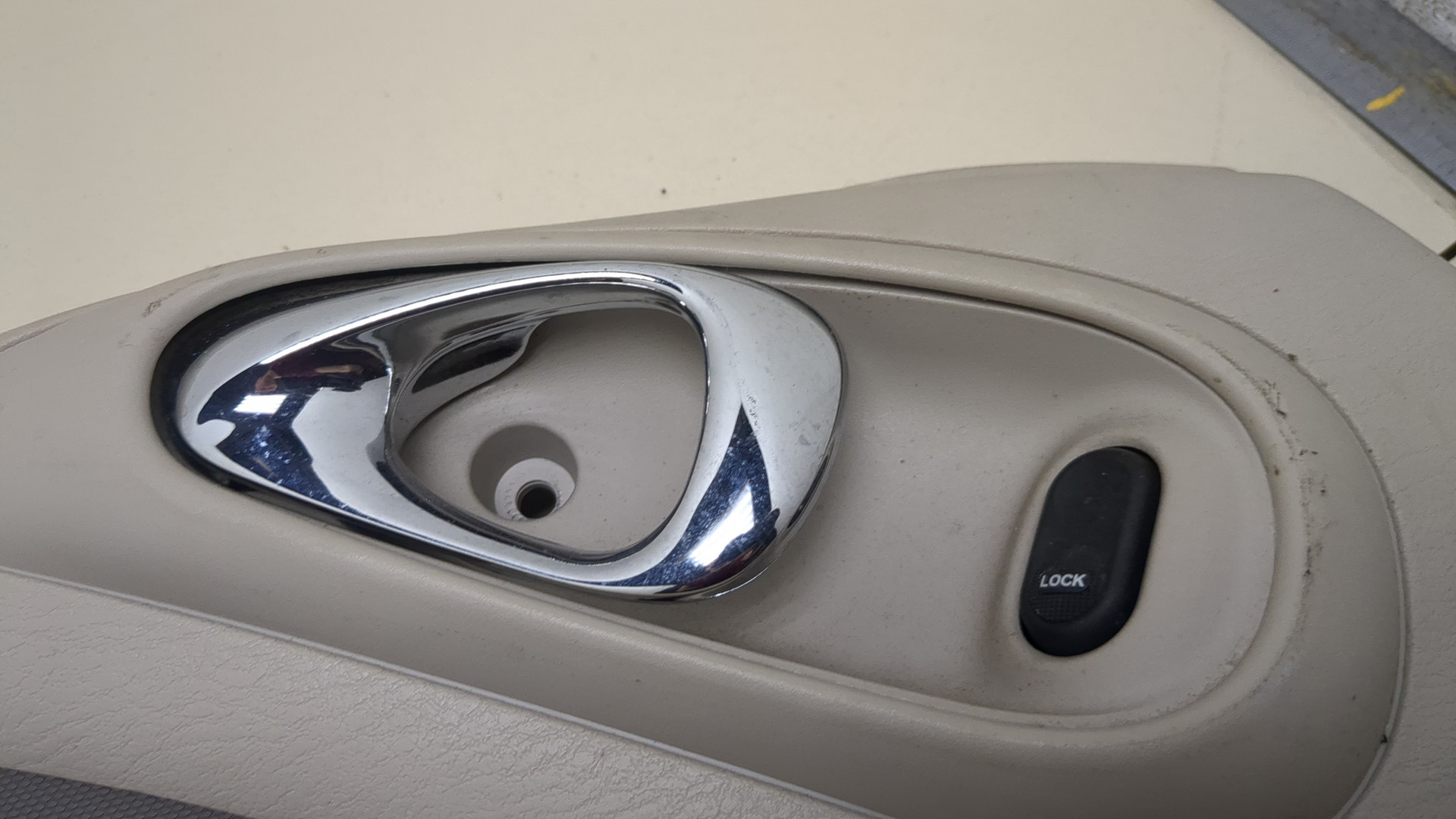 Обшивка двери передней левой