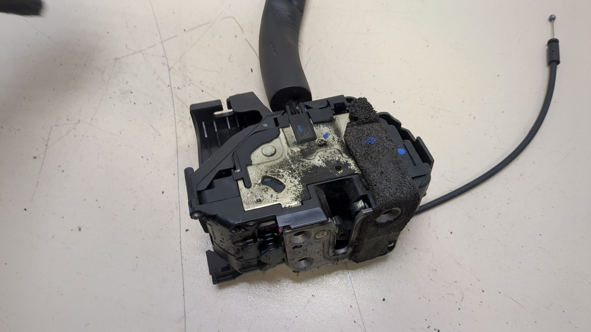 Замок двери передней правой