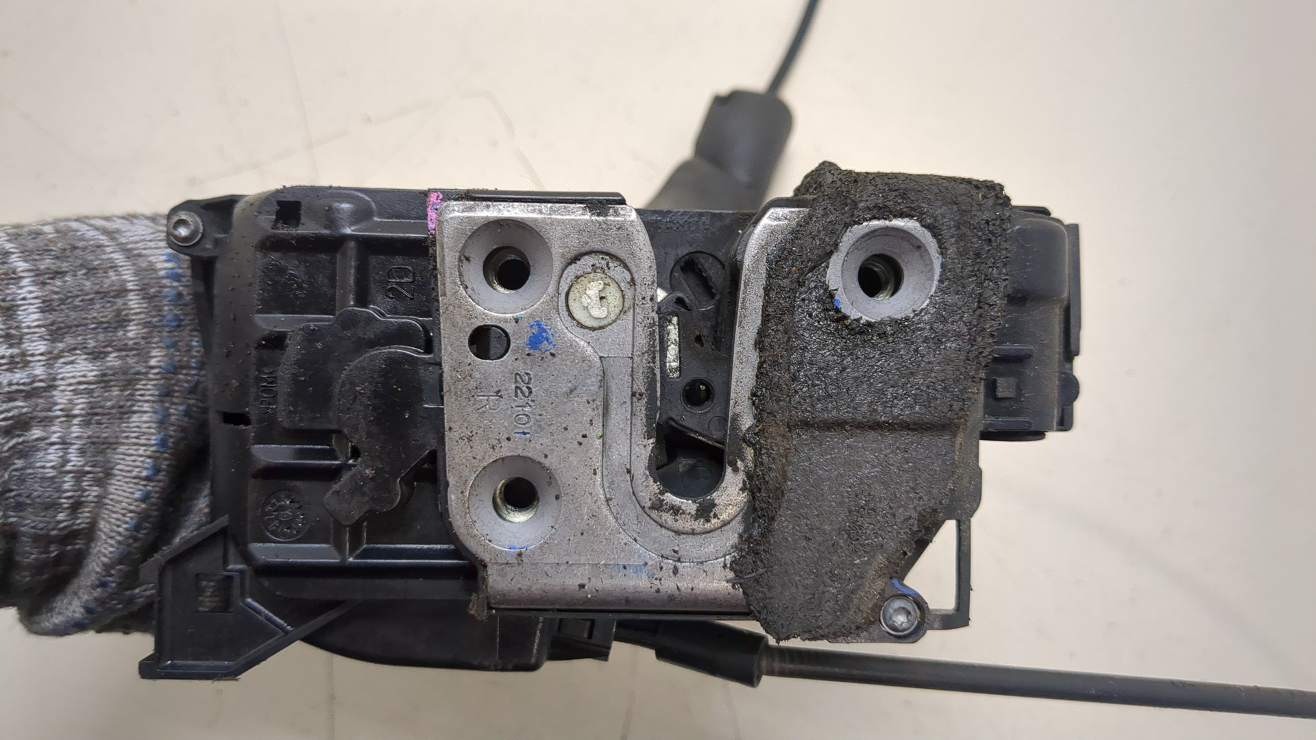 Замок двери передней правой