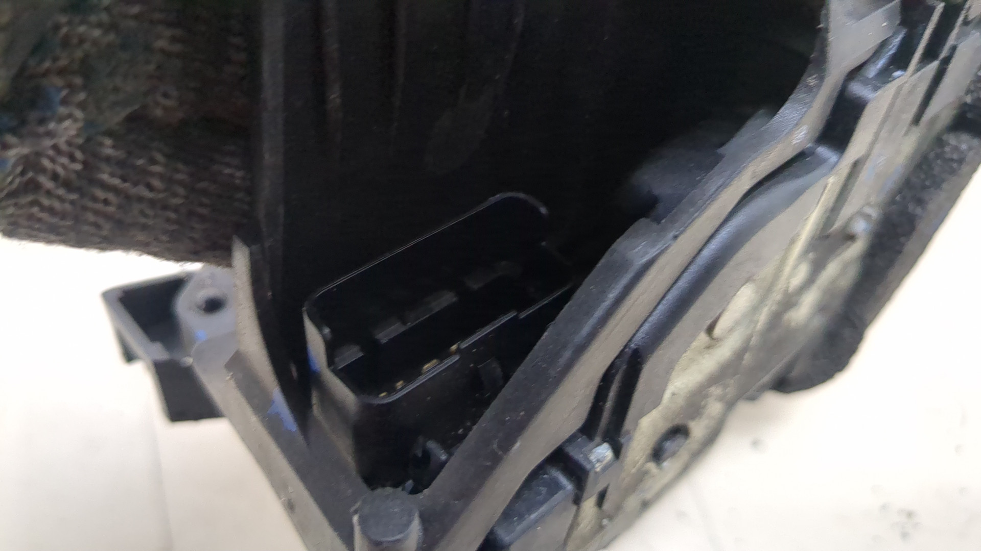 Замок двери передней правой