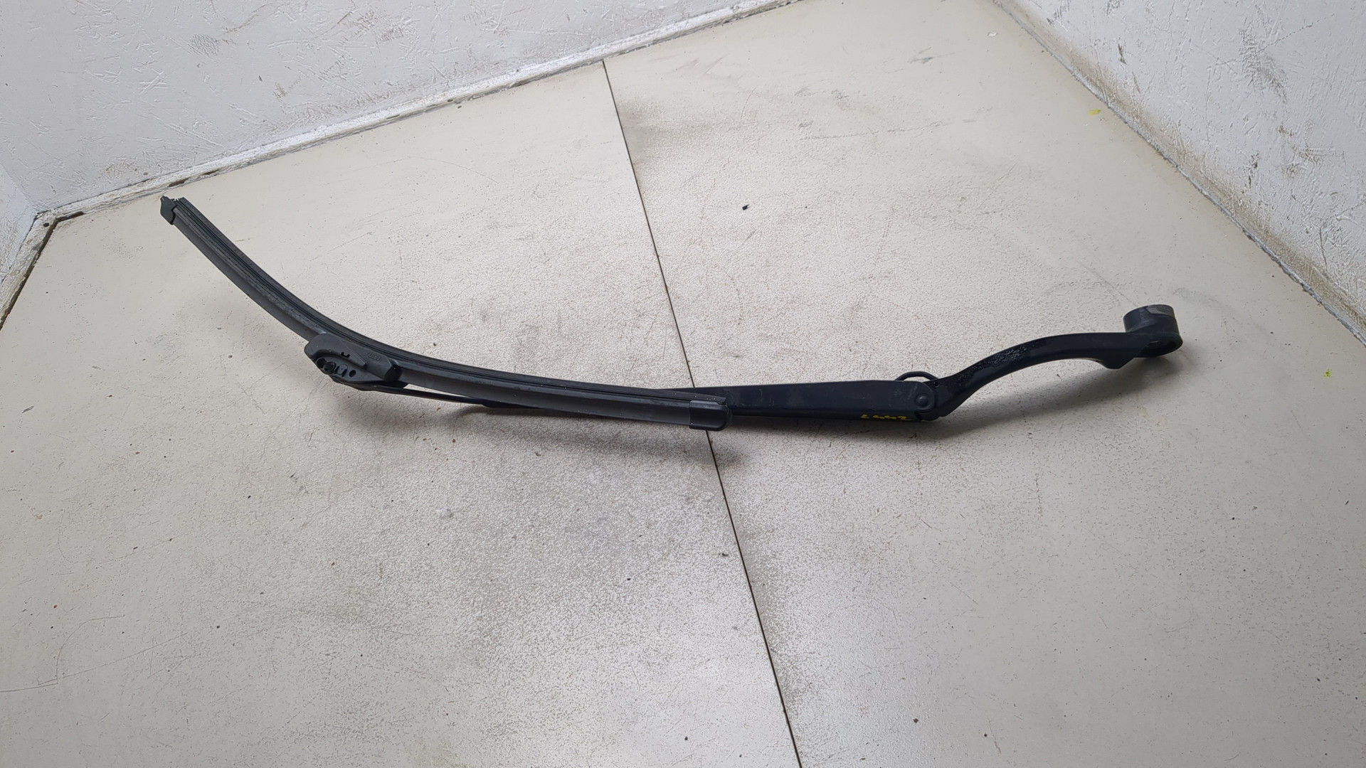 Поводок стеклоочистителя передний левый