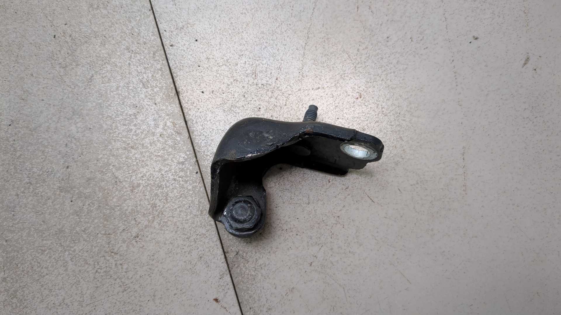 Петля двери