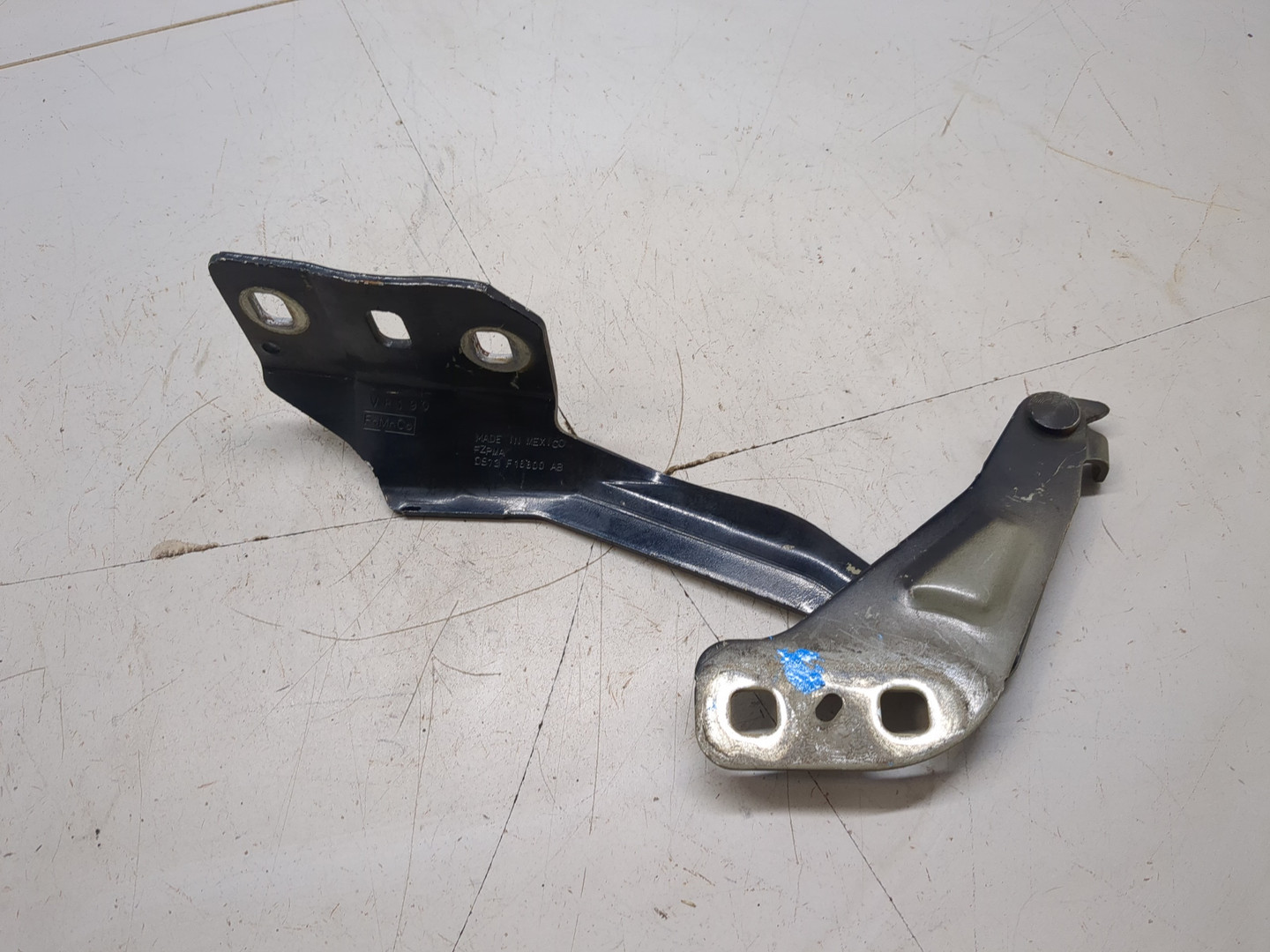 Петля капота правая