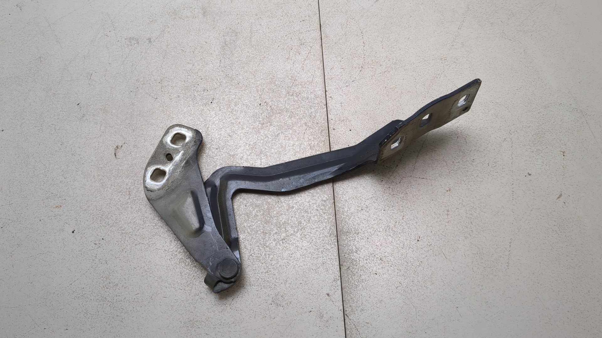 Петля капота правая