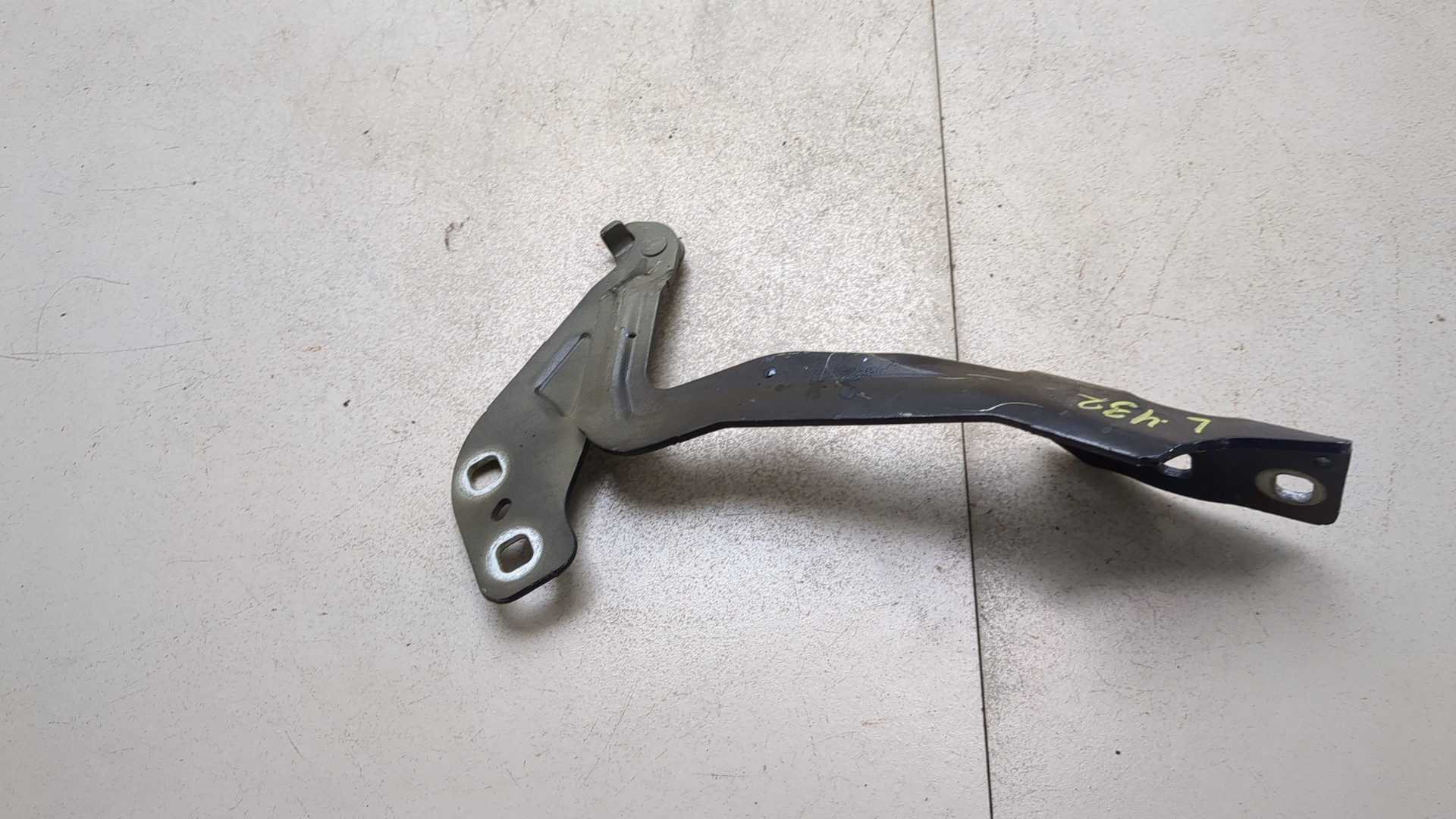 Петля капота правая