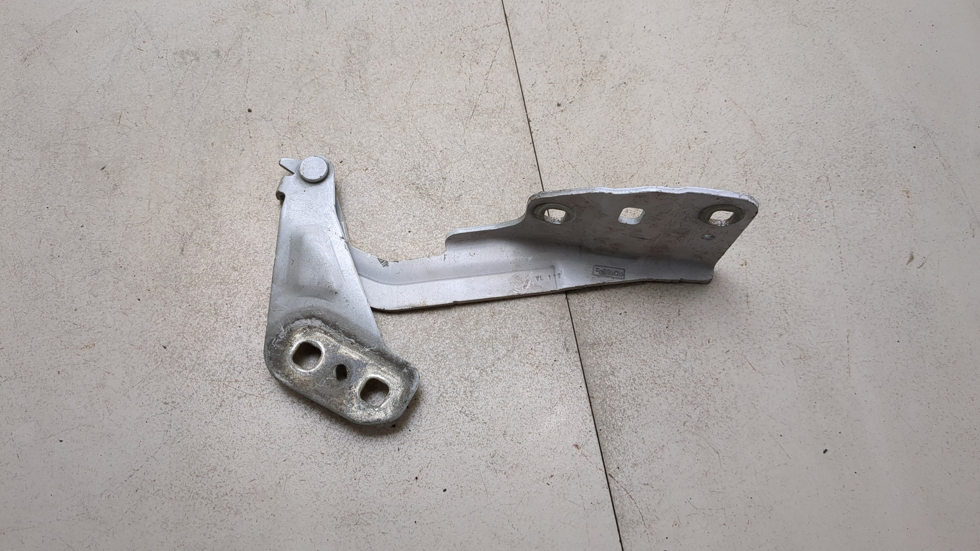 Петля капота левая