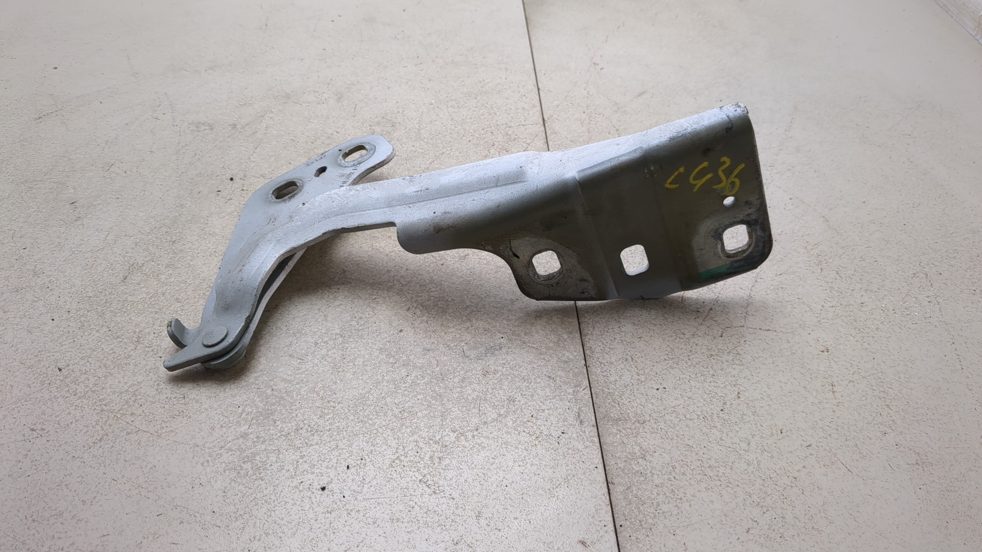 Петля капота левая