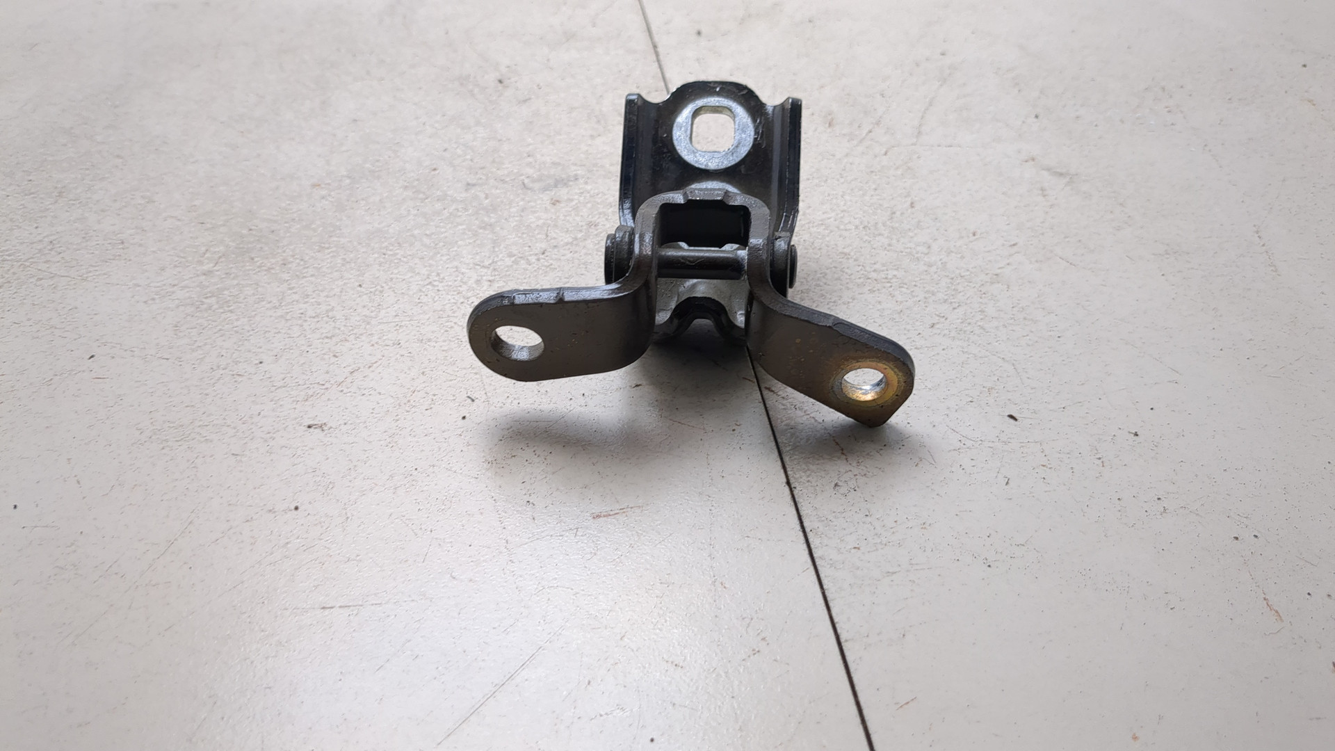 Петля двери