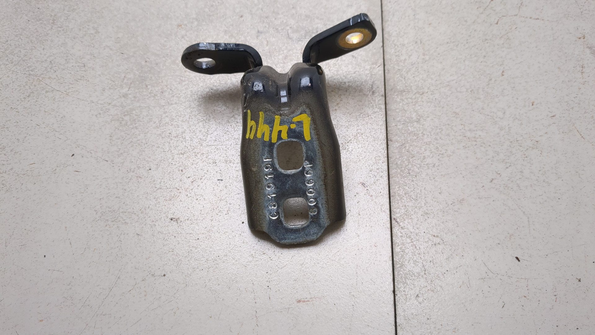 Петля двери