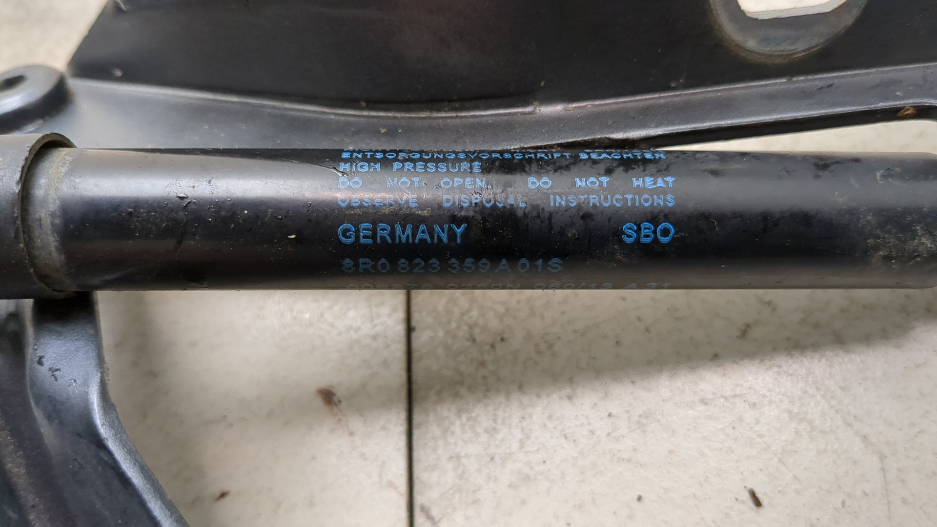 Петля капота левая