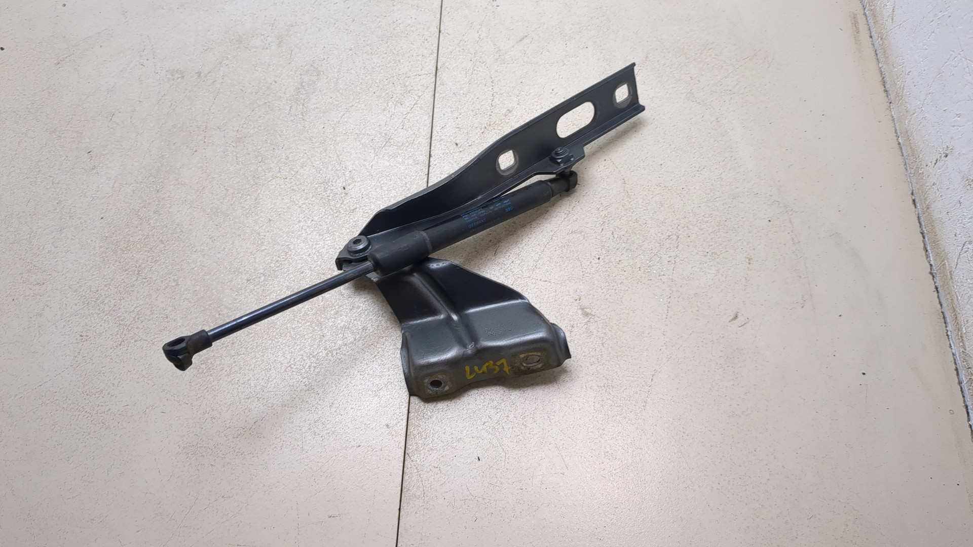 Петля капота левая