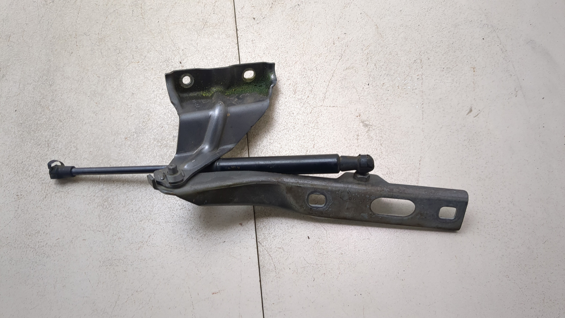 Петля капота левая